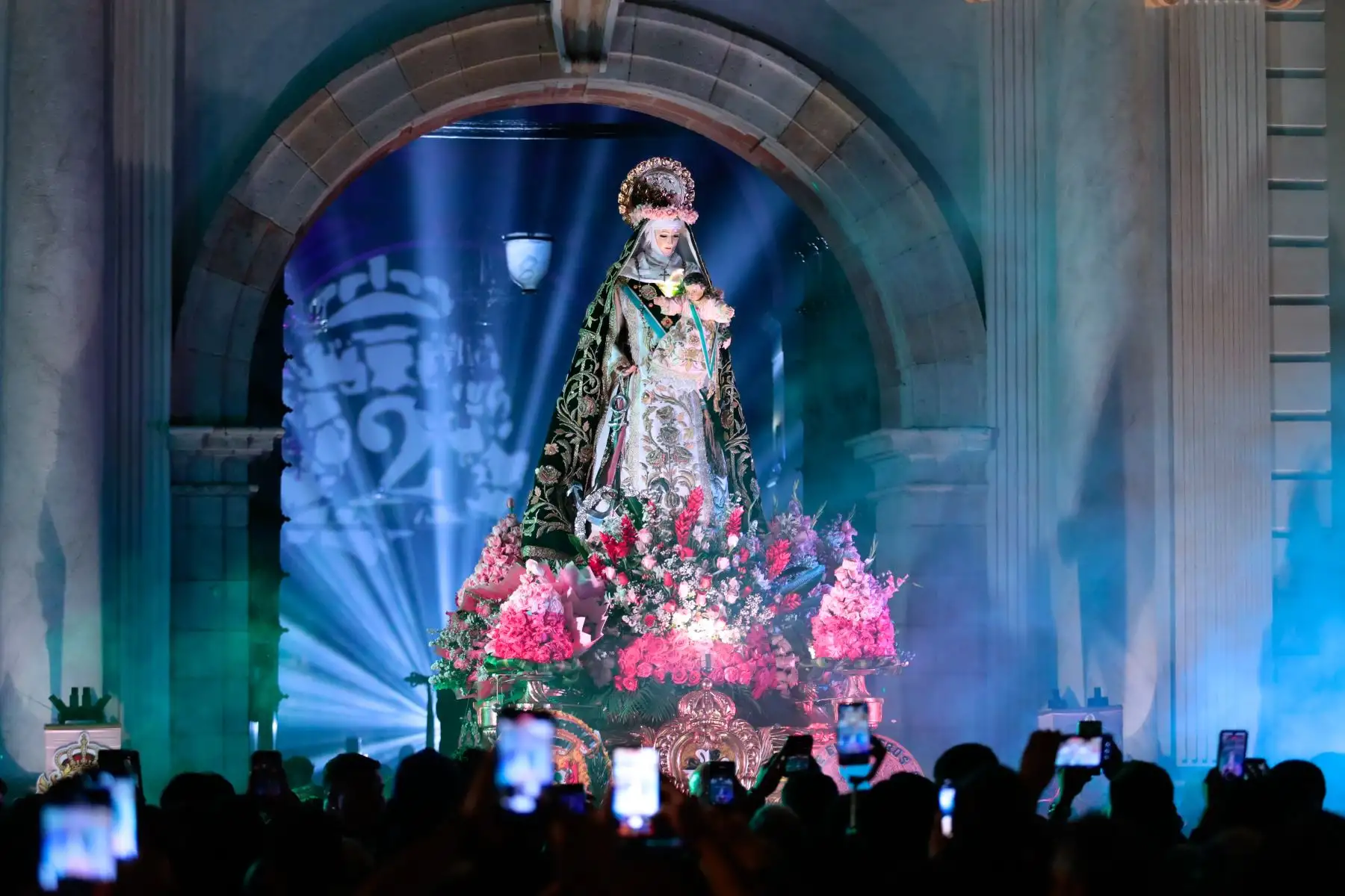 El fervor religioso se sintió hasta altas horas de la noche en el centro histórico de Lima, en donde decenas de fieles acudieron a una procesión en honor a Santa Rosa de Lima por su día. El recorrido procesional con la imagen de Santa Rosa se desplegó por el jirón Callao, culminando en la iglesia de Santo Domingo. Foto: ANDINA/Daniel Bracamonte