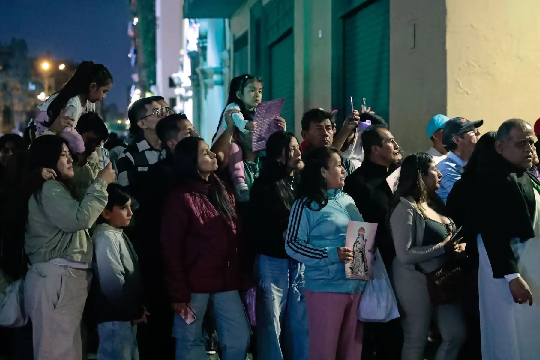 El fervor religioso se sintió hasta altas horas de la noche en el centro histórico de Lima, en donde decenas de fieles acudieron a una procesión en honor a Santa Rosa de Lima por su día. El recorrido procesional con la imagen de Santa Rosa se desplegó por el jirón Callao, culminando en la iglesia de Santo Domingo. Foto: ANDINA/Daniel Bracamonte