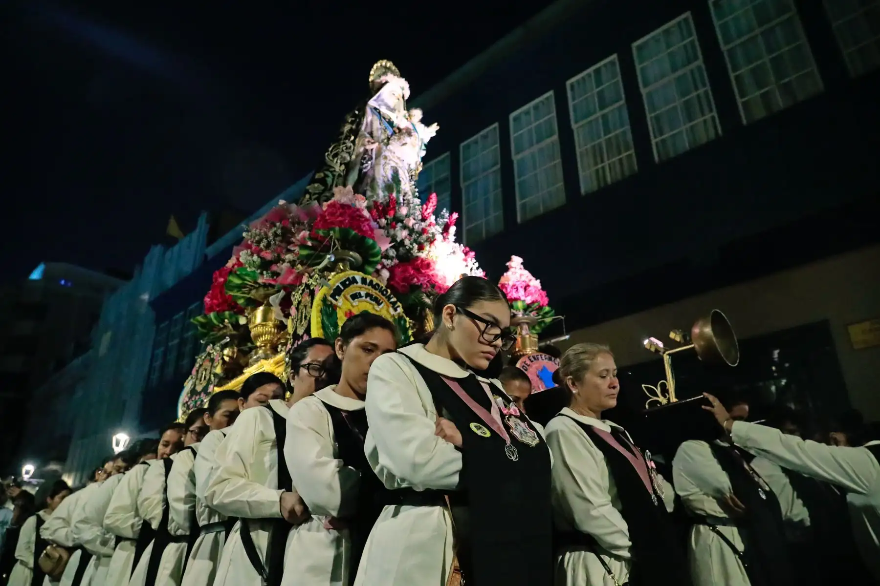 El fervor religioso se sintió hasta altas horas de la noche en el centro histórico de Lima, en donde decenas de fieles acudieron a una procesión en honor a Santa Rosa de Lima por su día. El recorrido procesional con la imagen de Santa Rosa se desplegó por el jirón Callao, culminando en la iglesia de Santo Domingo. Foto: ANDINA/Daniel Bracamonte