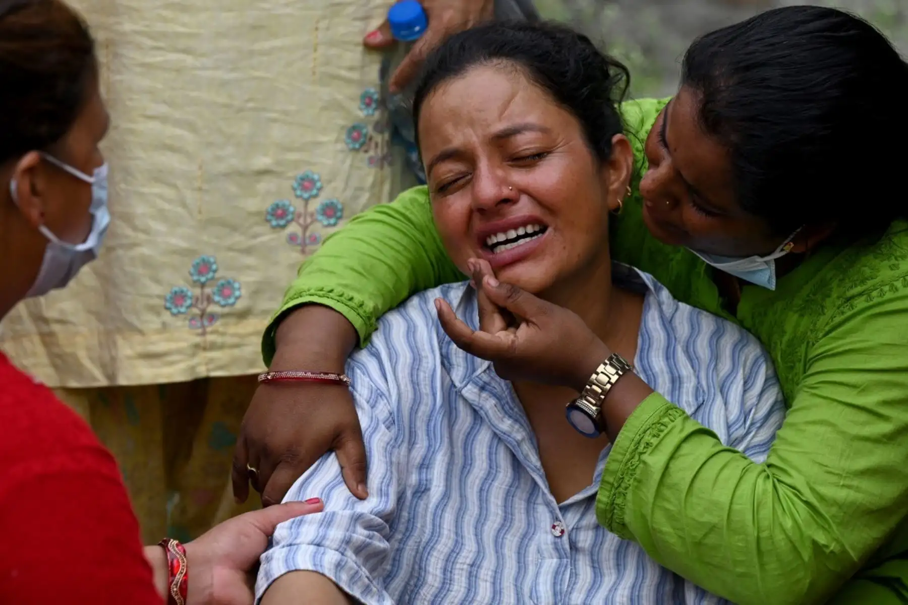 Madre llora por el fallecimiento de su hijo tras las inundaciones repentinas ocurridas en el distrito nepalí de Chitwan. Foto: AFP