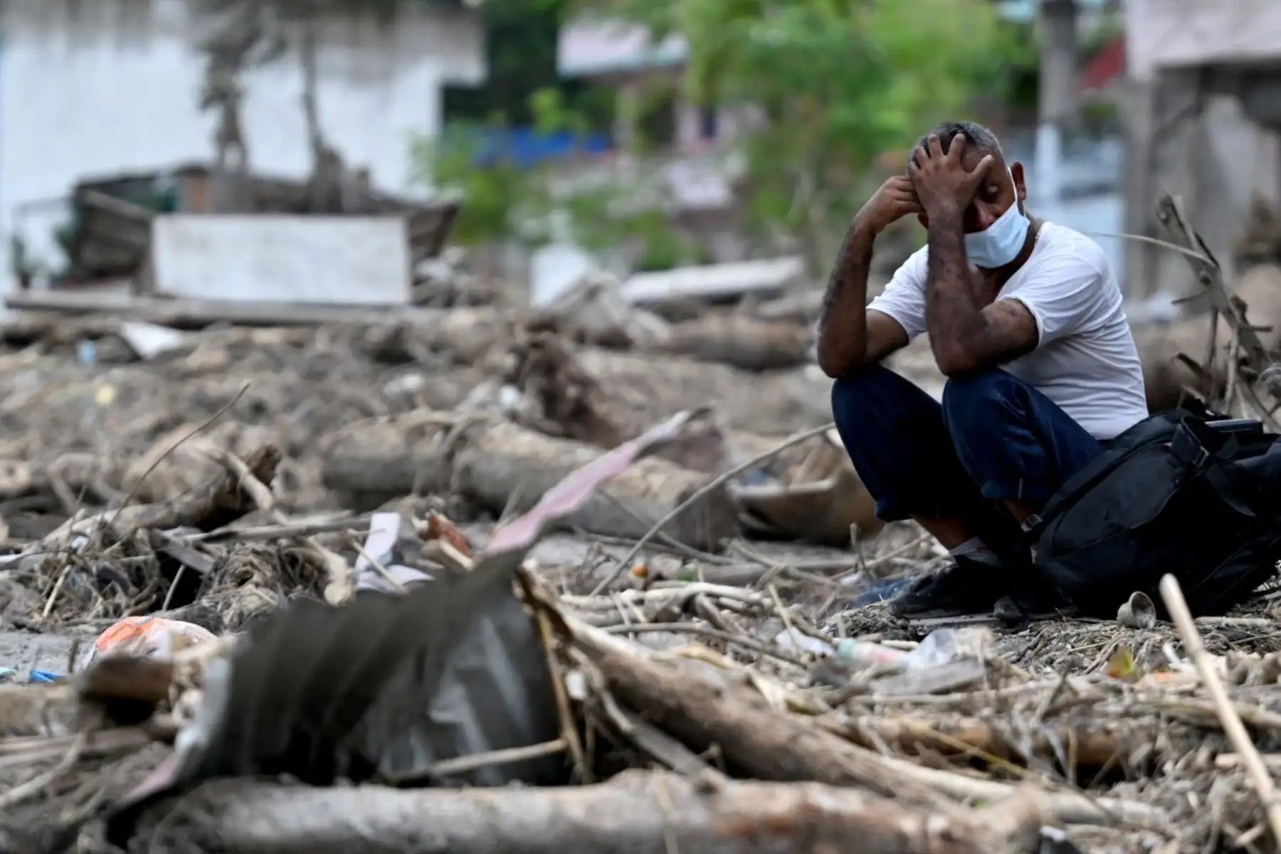 Un hombre se sienta junto a los escombros mientras recupera pertenencias tras unas inundaciones repentinas en Devighat, en el distrito nepalí de Nuwakot. Foto: AFP