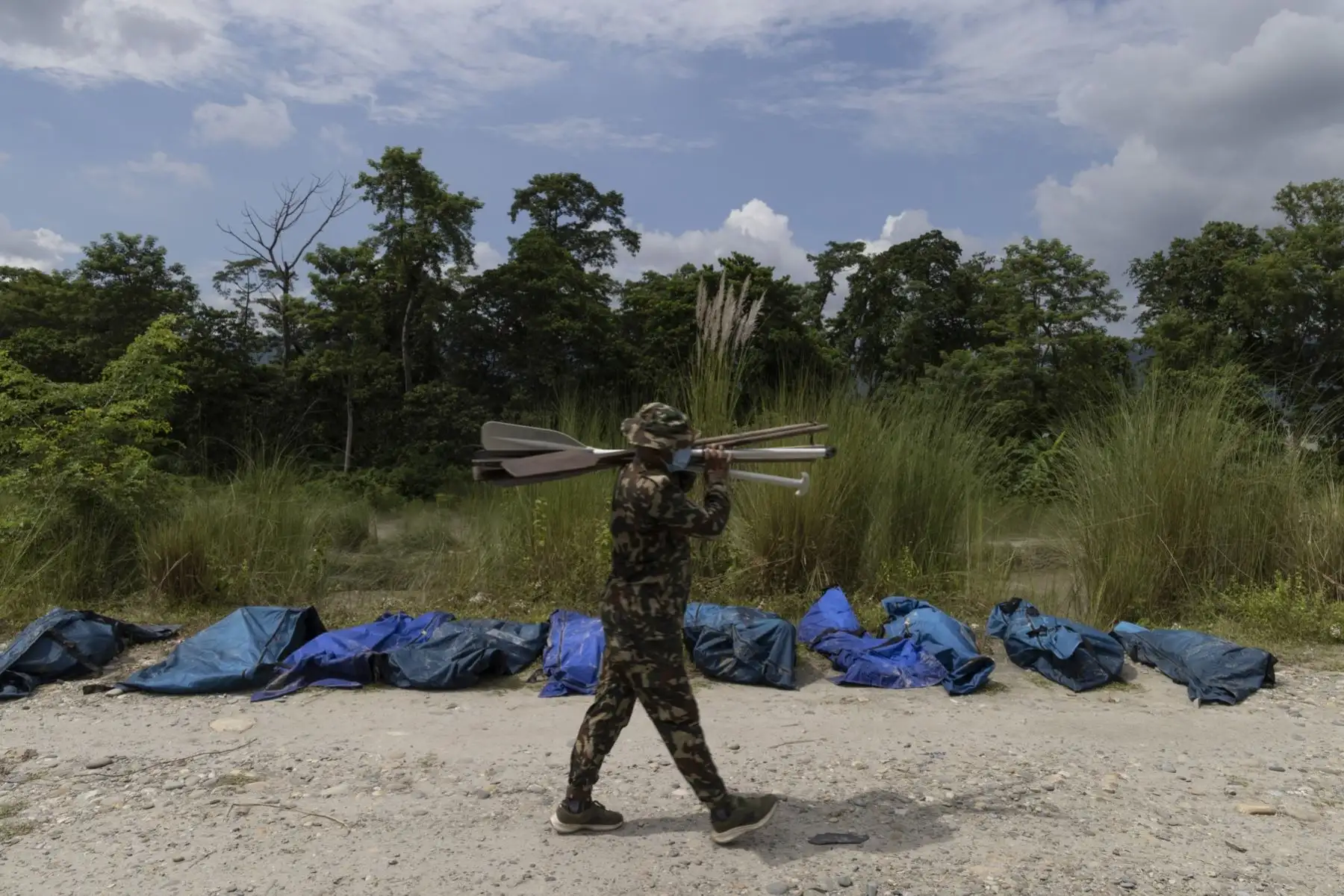 Los cuerpos cubiertos de las víctimas yacen en la orilla mientras personal del Ejército de Nepal lleva a cabo operaciones de búsqueda y recuperación a lo largo del río Narayani, en el distrito de Chitwan (Nepal). Foto: EFE