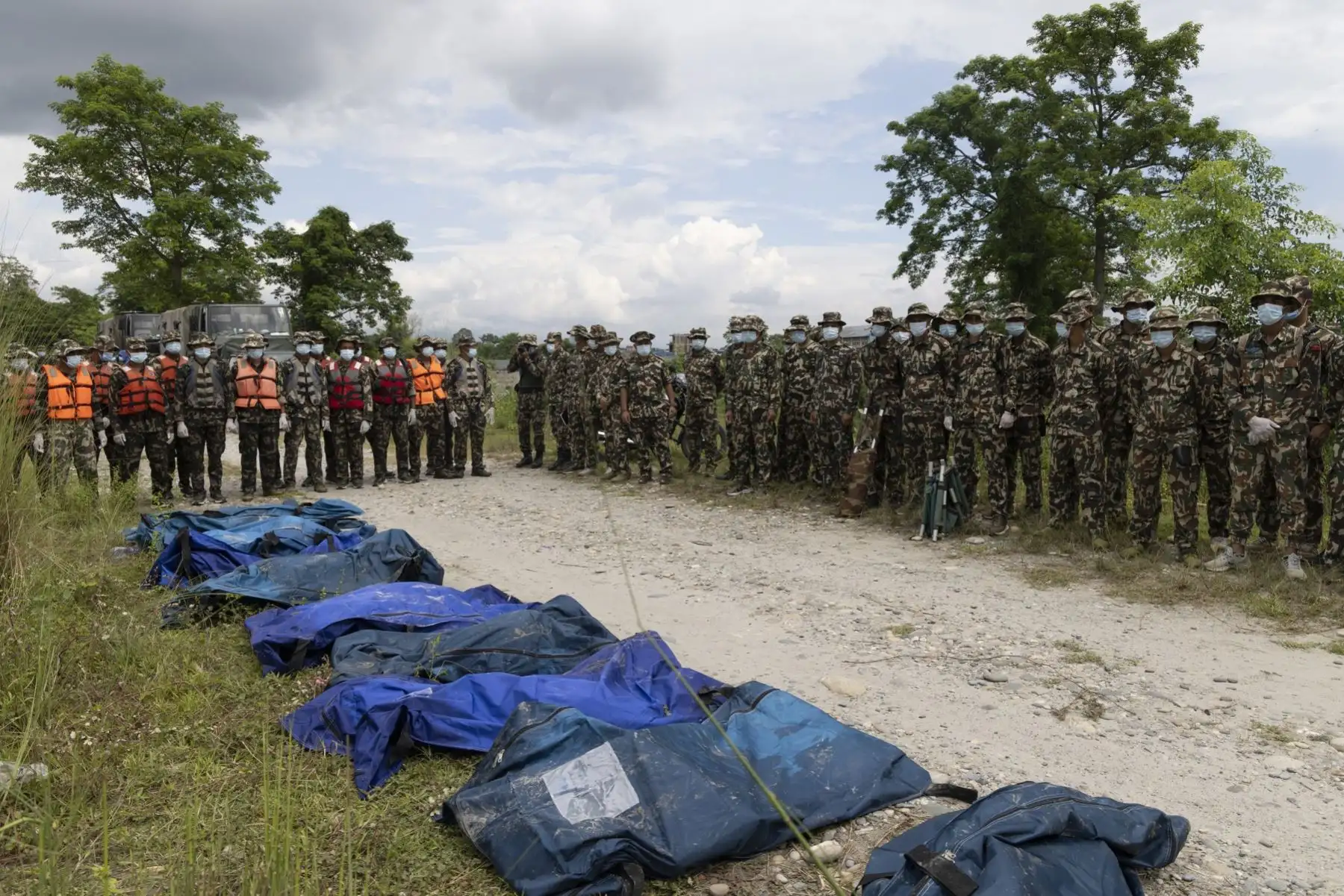 Los cuerpos cubiertos de las víctimas yacen en la orilla mientras personal del Ejército de Nepal lleva a cabo operaciones de búsqueda y recuperación a lo largo del río Narayani, en el distrito de Chitwan (Nepal). Foto: EFE
