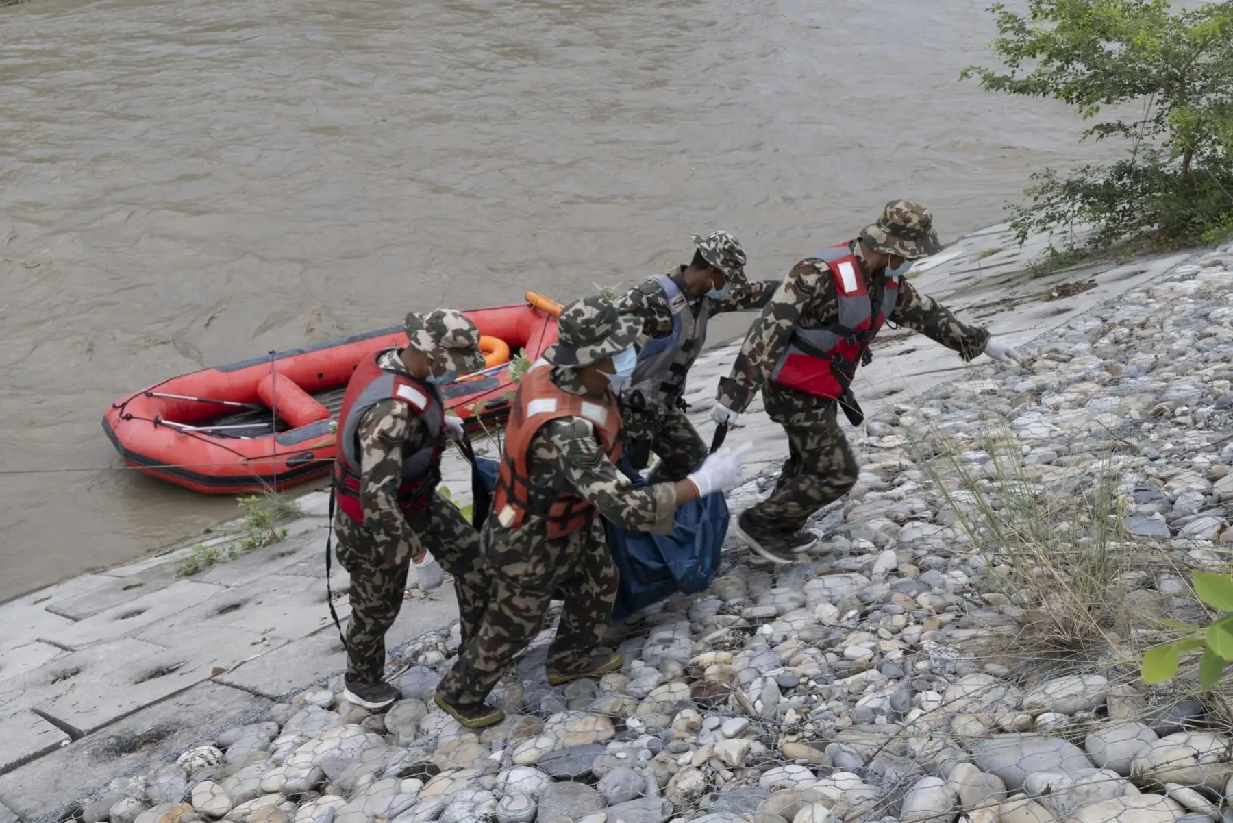 Efectivos del Ejército de Nepal llevan a cabo operaciones de búsqueda y recuperación a lo largo del río Narayani, en el distrito de Chitwan. Foto: EFE