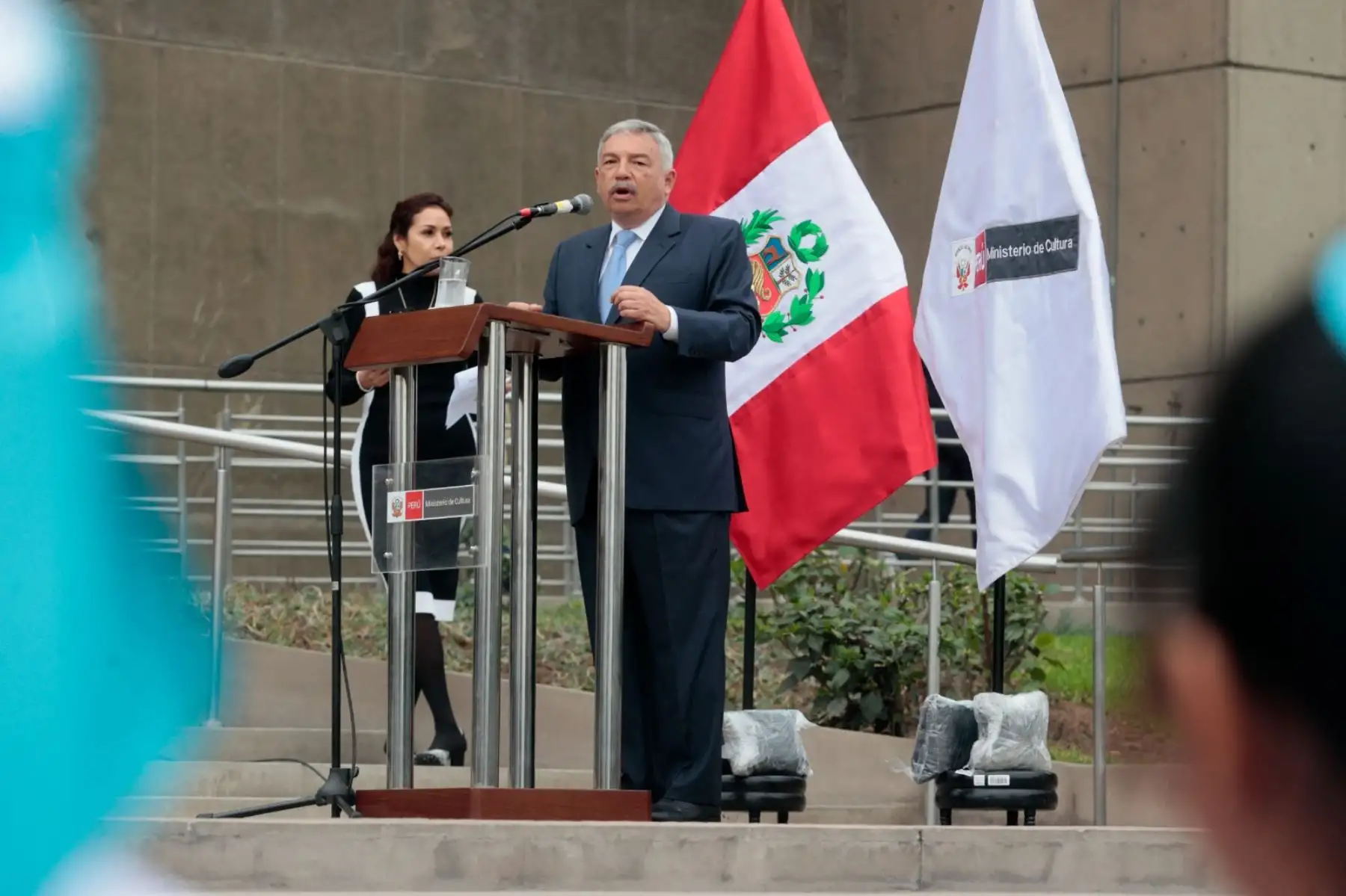El ministro de Cultura, Alberto Beingolea, participa en el izamiento del Pabellón Nacional  en la explanada del Ministerio de Cultura.  Foto: ANDINA/ Vidal Tarqui