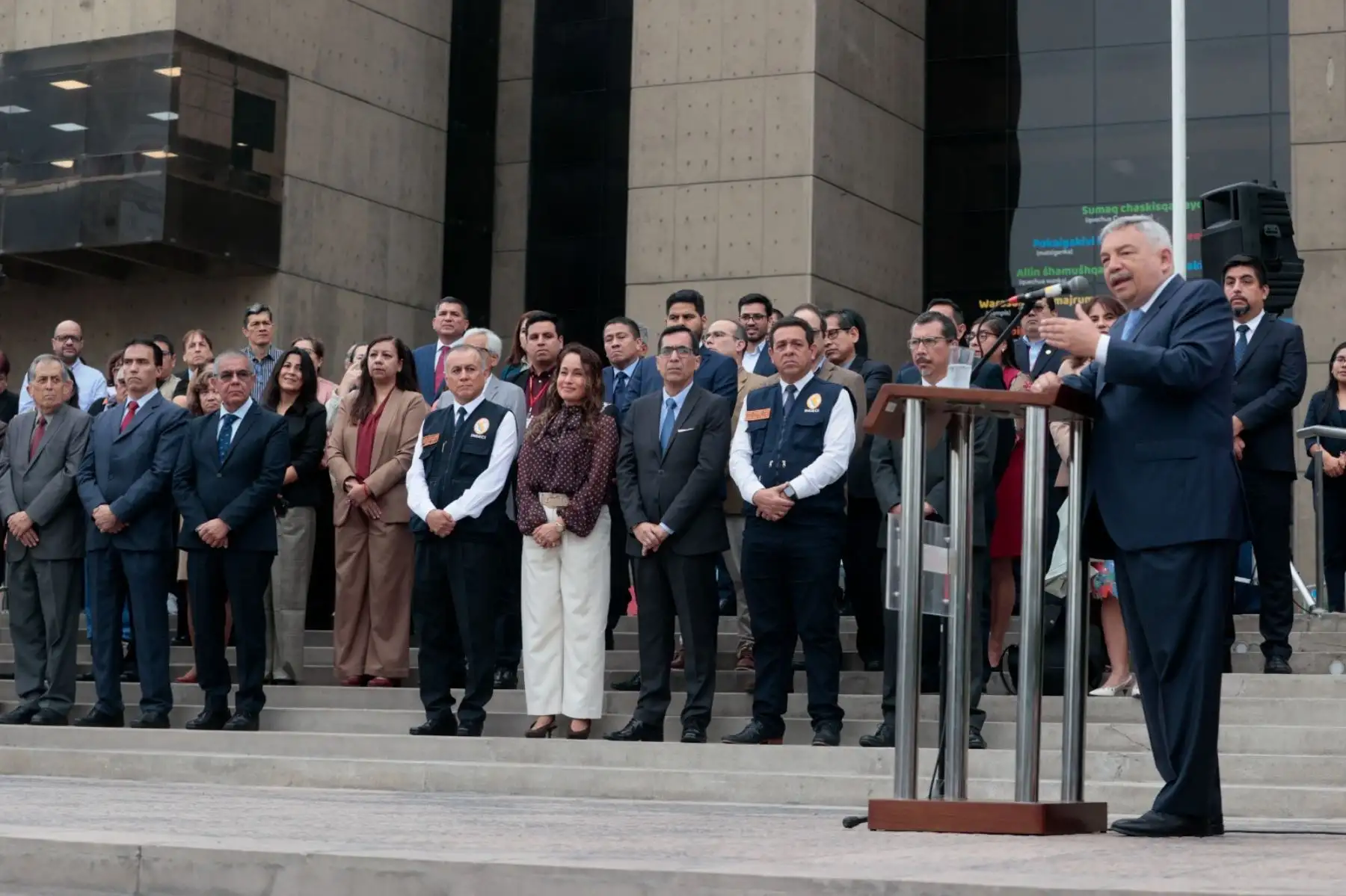 El ministro de Cultura, Alberto Beingolea, participa en el izamiento del Pabellón Nacional  en la explanada del Ministerio de Cultura.  Foto: ANDINA/ Vidal Tarqui