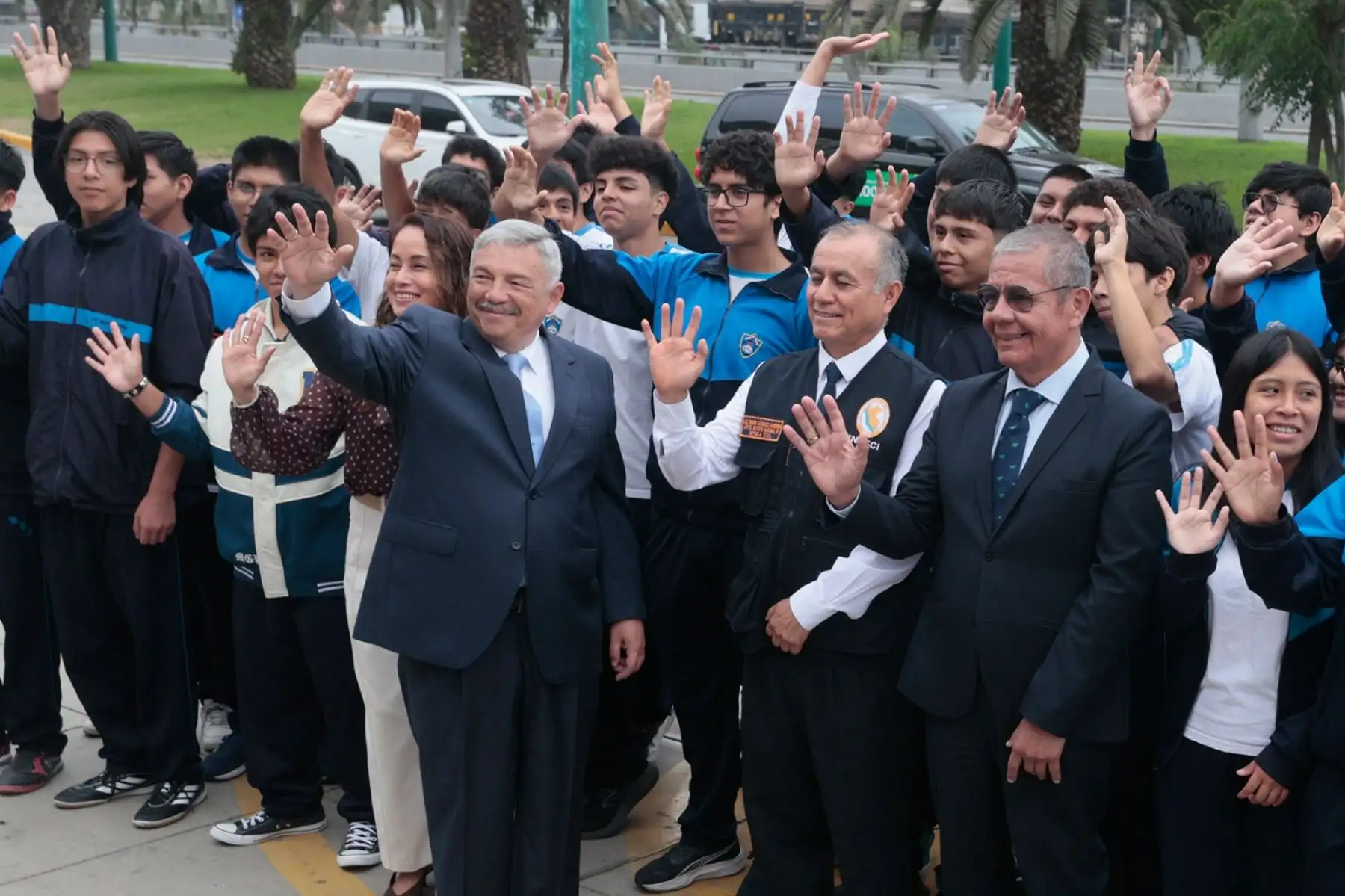 El ministro de Cultura, Alberto Beingolea, participa en el izamiento del Pabellón Nacional  en la explanada del Ministerio de Cultura.  Foto: ANDINA/ Vidal Tarqui