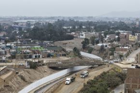 La Municipalidad Metropolitana de Lima, a través de la Empresa Municipal de Apoyo a Proyectos Estratégicos (EMAPE), inicia la construcción del nuevo Puente La Capitana, infraestructura que permitirá mejorar la transitabilidad vehicular y peatonal sobre la quebrada Huaycoloro, en la zona de Huachipa, distrito de Lurigancho-Chosica. Foto: ANDINA/Ricardo Cuba
