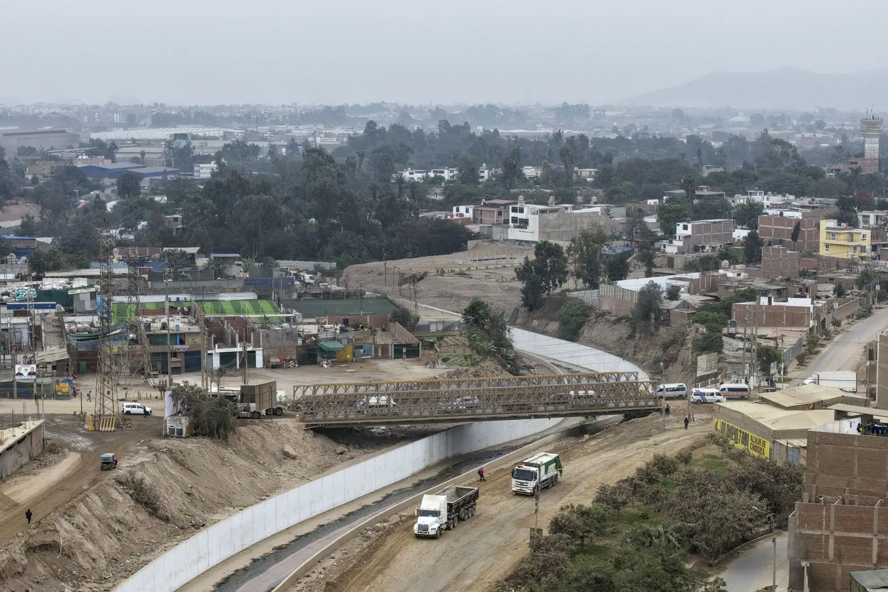 La Municipalidad Metropolitana de Lima, a través de la Empresa Municipal de Apoyo a Proyectos Estratégicos (EMAPE), inicia la construcción del nuevo Puente La Capitana, infraestructura que permitirá mejorar la transitabilidad vehicular y peatonal sobre la quebrada Huaycoloro, en la zona de Huachipa, distrito de Lurigancho-Chosica.
 Foto: ANDINA/Ricardo Cuba