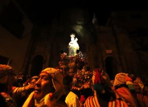 Con la tradicional entrega de flores y la procesión de despierto, o “T’ika Apaykuy” y “Riqch’achikuy”, se iniciaron en Cusco las celebraciones de la Festividad en honor de la Santísima Virgen Natividad Real de La Almudena. ANDINA/Percy Hurtado Santillán