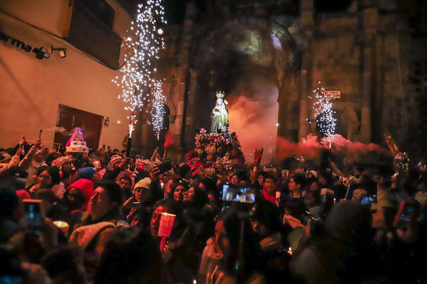 La imagen de la Virgen de La Almudena recorrió el centro histórico del Cusco durante la madrugada. Foto: ANDINA/ Percy Hurtado