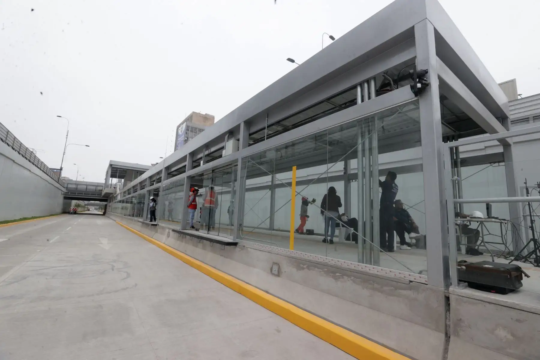 El nuevo tramo presenta vías exclusivas y áreas de circulación implementadas para el desplazamiento de buses del Metropolitano en la avenida Grau. Foto: ANDINA/Vidal Tarqui.