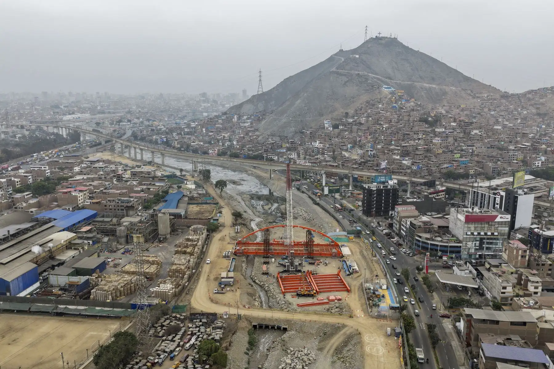 La construcción del Puente Próceres continúa avanzando a buen ritmo y se consolida como una de las obras de infraestructura vial más relevantes de Lima Este. Foto: ANDINA/Ricardo Cuba