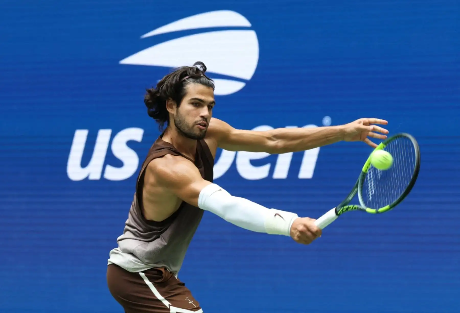 El español Carlos Alcaraz devuelve la pelota al ruso Roman Safiullin durante su partido de primera ronda del cuadro individual masculino, en la segunda jornada del torneo de tenis US Open, en el USTA Billie Jean King National Tennis Center de Nueva York. Foto: AFP