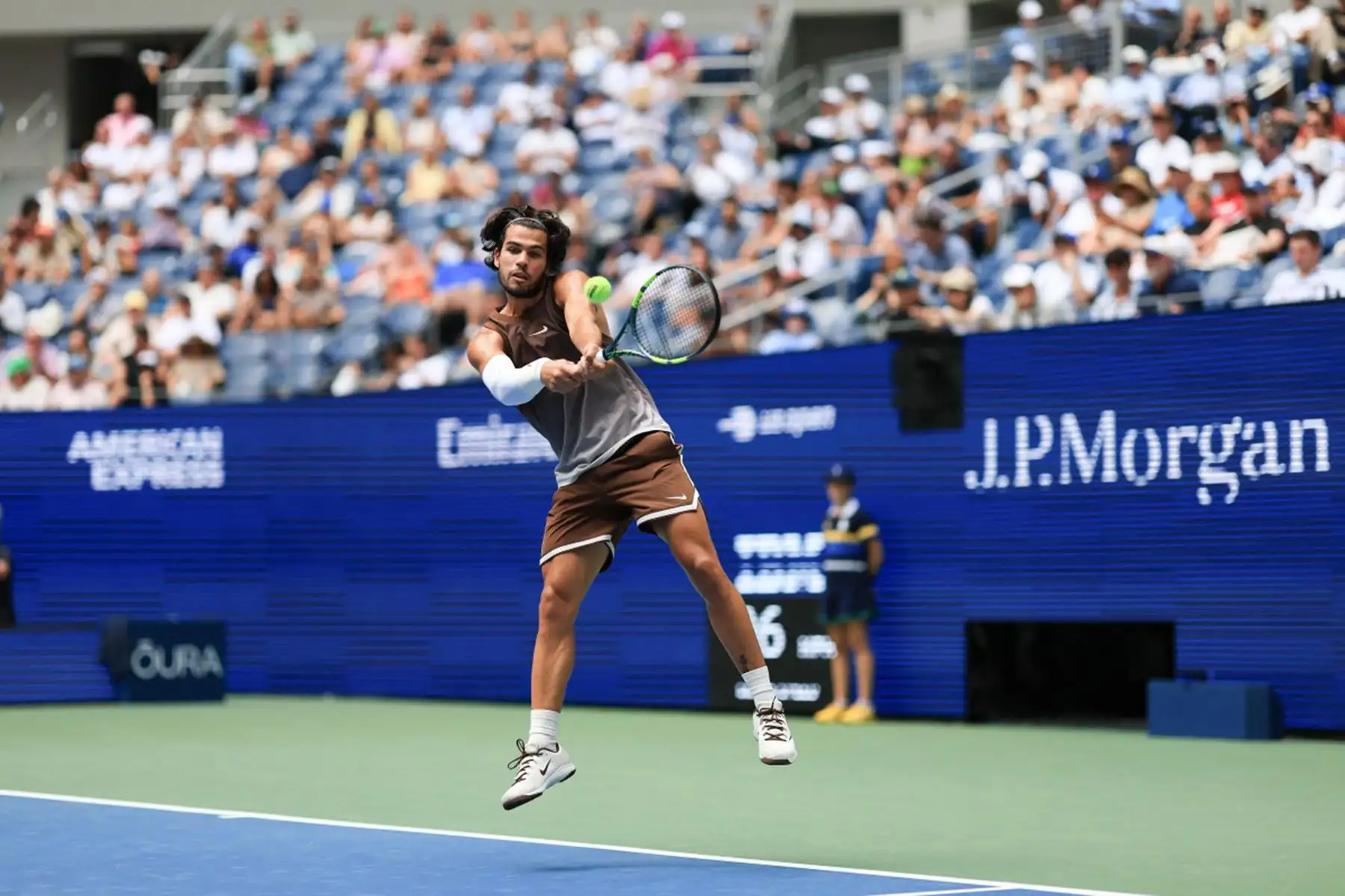 El español Carlos Alcaraz devuelve la pelota al ruso Roman Safiullin durante su partido de primera ronda del cuadro individual masculino, en la segunda jornada del torneo de tenis US Open, en el USTA Billie Jean King National Tennis Center de Nueva York. Foto: AFP