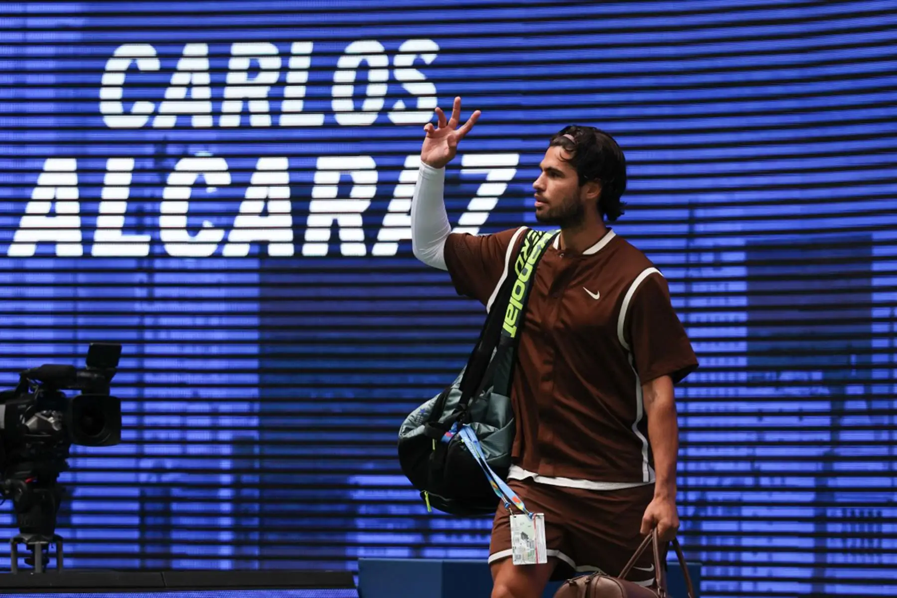 El español Carlos Alcaraz  llega para jugar contra el ruso Roman Safiullin por el partido de primera ronda del cuadro individual masculino, en la segunda jornada del torneo de tenis US Open, en el USTA Billie Jean King National Tennis Center de Nueva York. Foto: AFP