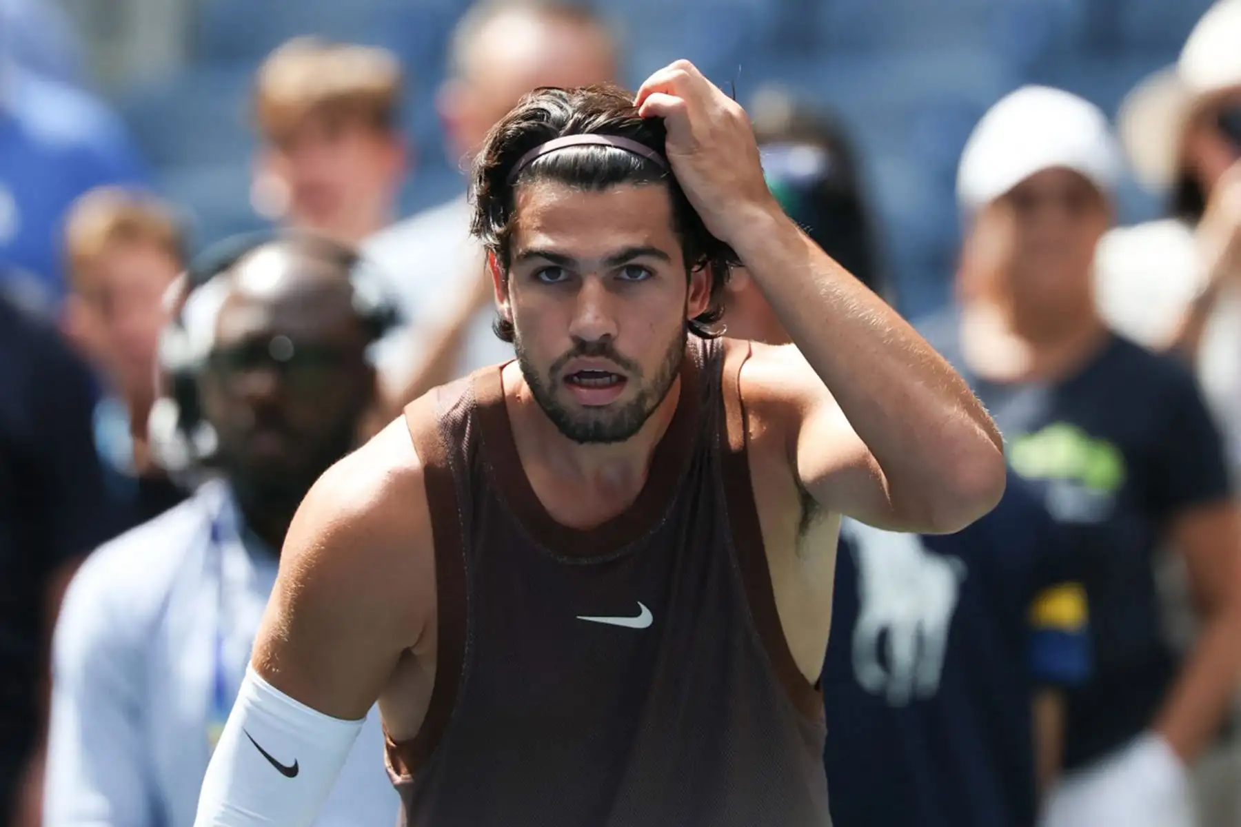 El español Carlos Alcaraz reacciona durante su partido de primera ronda del cuadro individual masculino, en la segunda jornada del torneo de tenis US Open, en el USTA Billie Jean King National Tennis Center de Nueva York. Foto: AFP