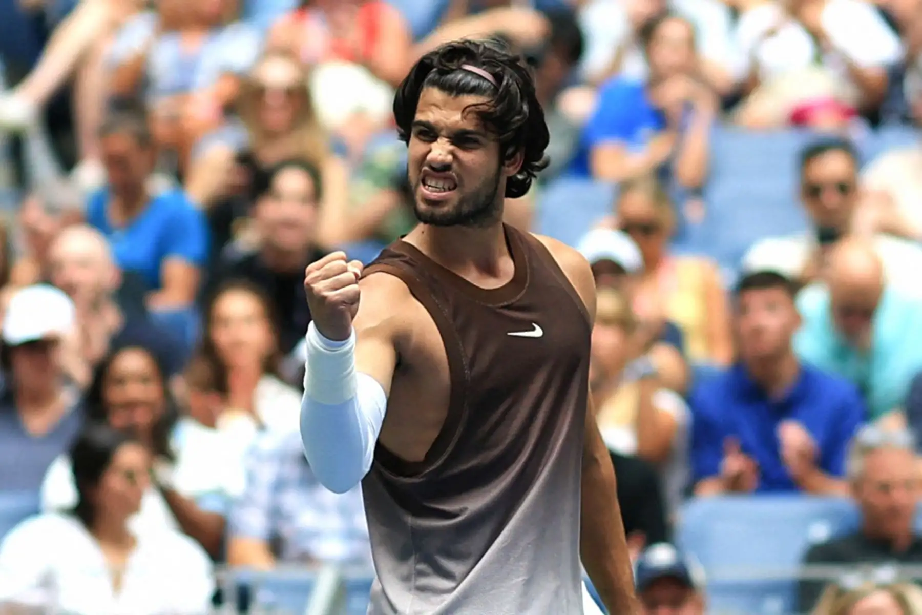El español Carlos Alcaraz dcelebra un punto ante el ruso Roman Safiullin durante su partido de primera ronda del cuadro individual masculino, en la segunda jornada del torneo de tenis US Open, en el USTA Billie Jean King National Tennis Center de Nueva York. Foto: AFP