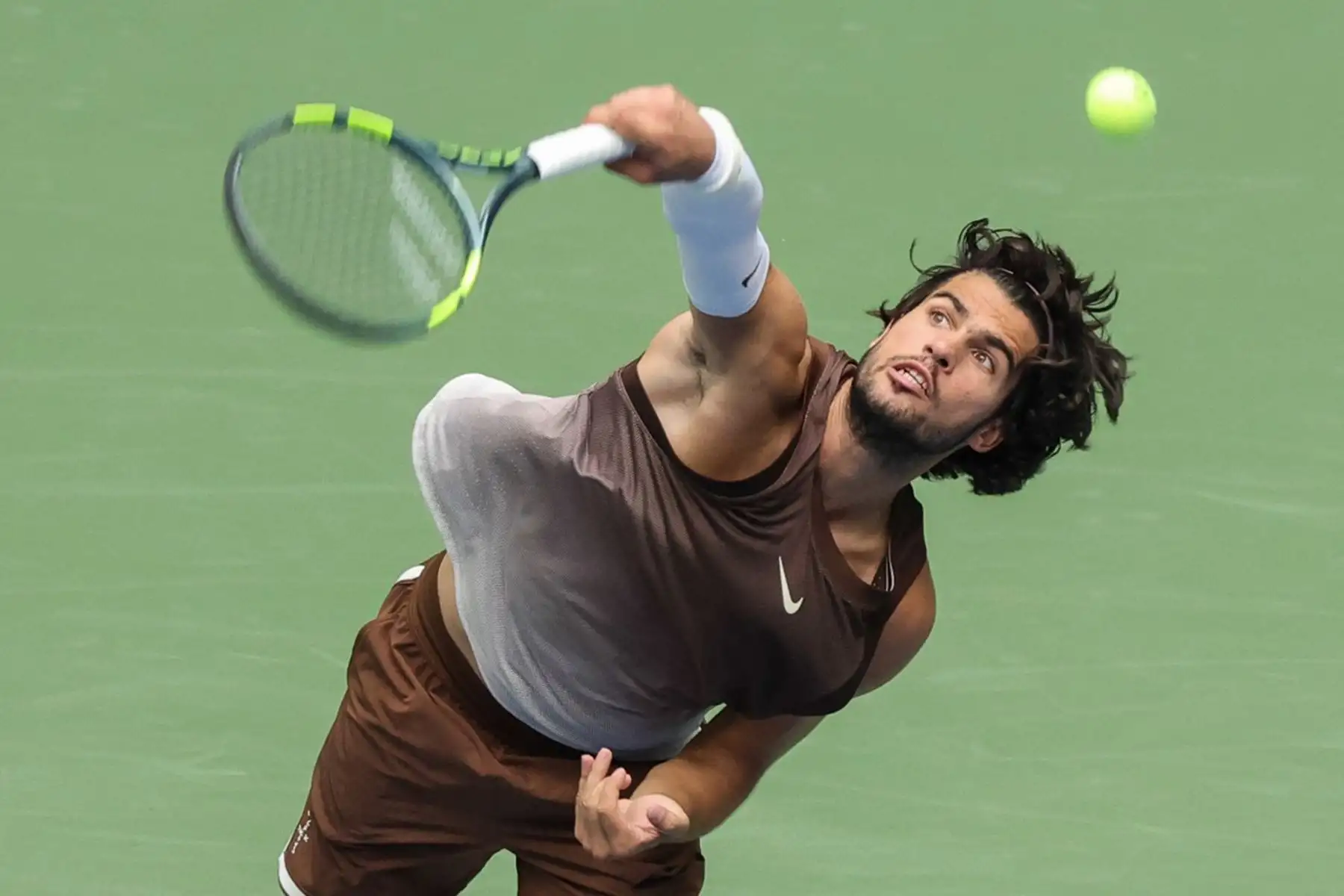 El español Carlos Alcaraz devuelve una pelota ante Roman Safiullin durante su partido de primera ronda del cuadro individual masculino, en la segunda jornada del US Open 2026, en el USTA Billie Jean King National Tennis Center. Foto: AFP