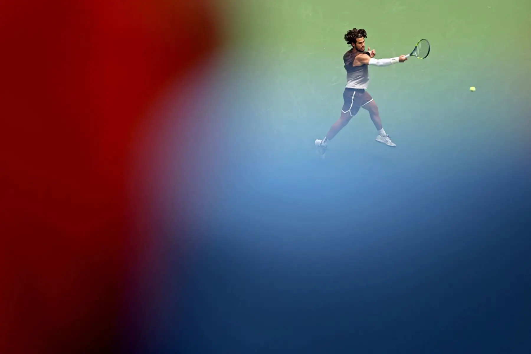 El español Carlos Alcaraz devuelve una pelota ante Roman Safiullin durante su partido de primera ronda del cuadro individual masculino, en la segunda jornada del US Open 2026, en el USTA Billie Jean King National Tennis Center. Foto: AFP