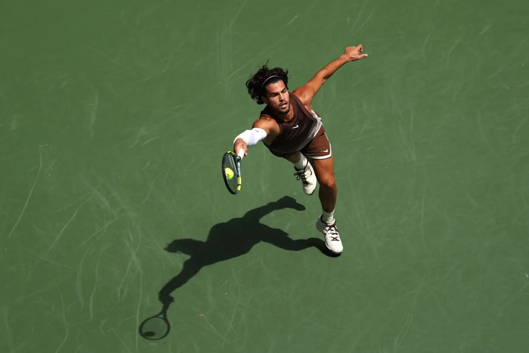 El español Carlos Alcaraz devuelve una pelota ante Roman Safiullin durante su partido de primera ronda del cuadro individual masculino, en la segunda jornada del US Open 2026, en el USTA Billie Jean King National Tennis Center. Foto: AFP