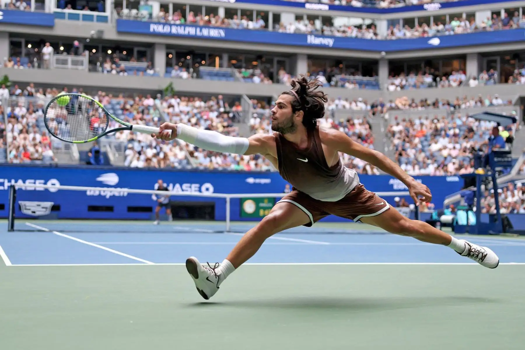 El español Carlos Alcaraz devuelve una pelota ante Roman Safiullin durante su partido de primera ronda del cuadro individual masculino, en la segunda jornada del US Open 2026, en el USTA Billie Jean King National Tennis Center. Foto: AFP