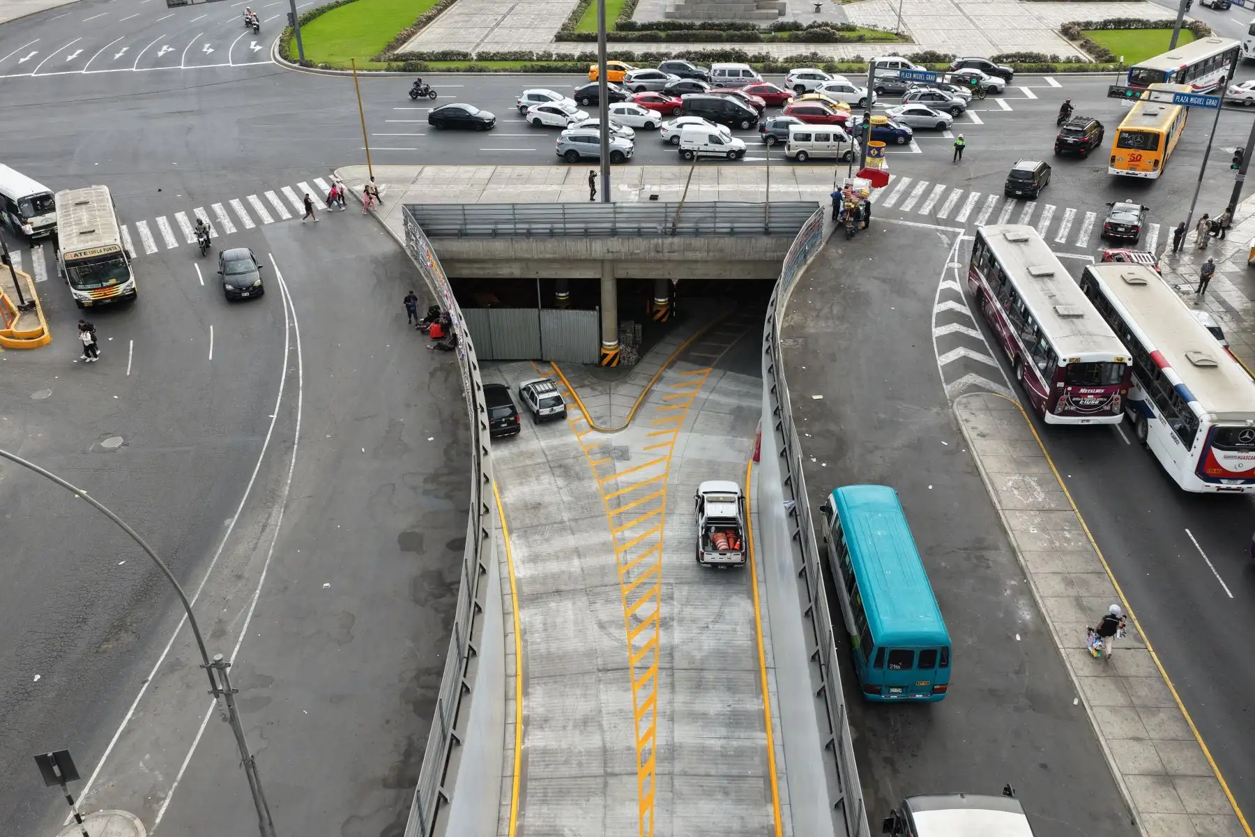 Un bus del Metropolitano recorre el nuevo tramo de la Vía Expresa Grau durante las pruebas sin pasajeros realizadas antes del inicio de la marcha blanca. Foto: ANDINA/Daniel Bracamonte