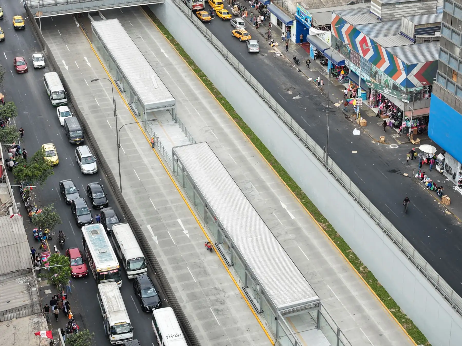 La Vía Expresa Grau cuenta con carriles exclusivos para el desplazamiento de buses del Metropolitano, como parte de las pruebas operativas previas a su puesta en marcha. Foto: ANDINA/Daniel Bracamonte