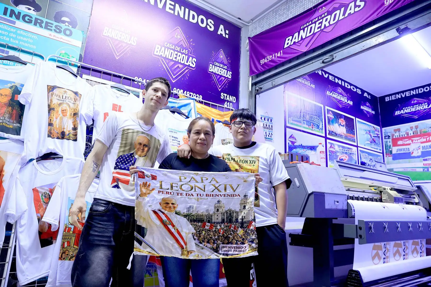 En Gamarra, la comerciante Victoria Quiñones alista más de 50 diseños de “Papapolos” inspirados en León XIV y en elementos de la identidad cultural peruana. Su taller ya vendió alrededor de 3 mil prendas ante la expectativa por la visita del Sumo Pontífice, cuya demanda crecería hacia octubre.Foto: ANDINA/Braian Reyna