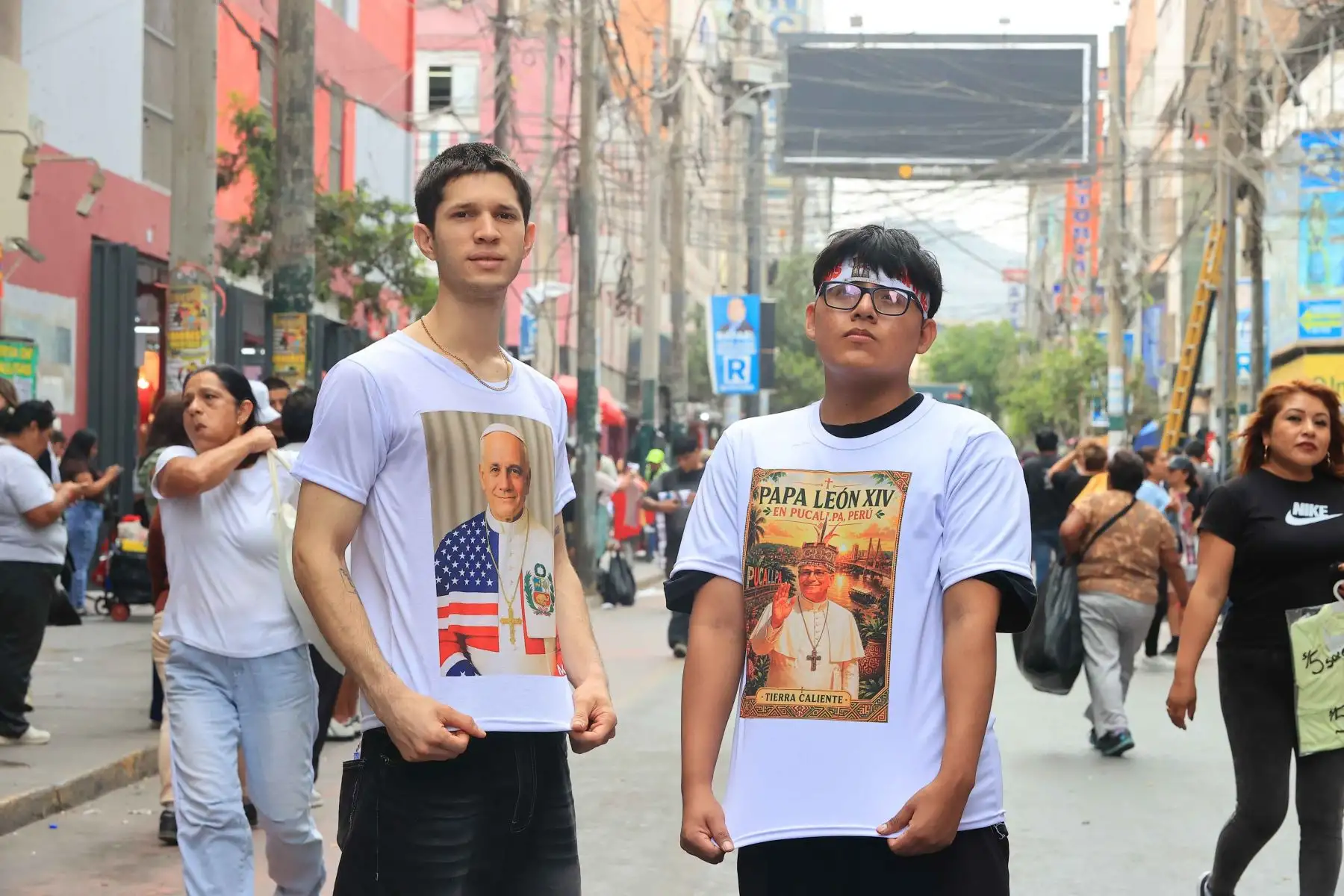 Jóvenes lucen polos inspirados en León XIV en Gamarra, donde estas prendas se han convertido en una de las expresiones comerciales vinculadas a la visita papal. Foto: ANDINA/Braian Reyna.