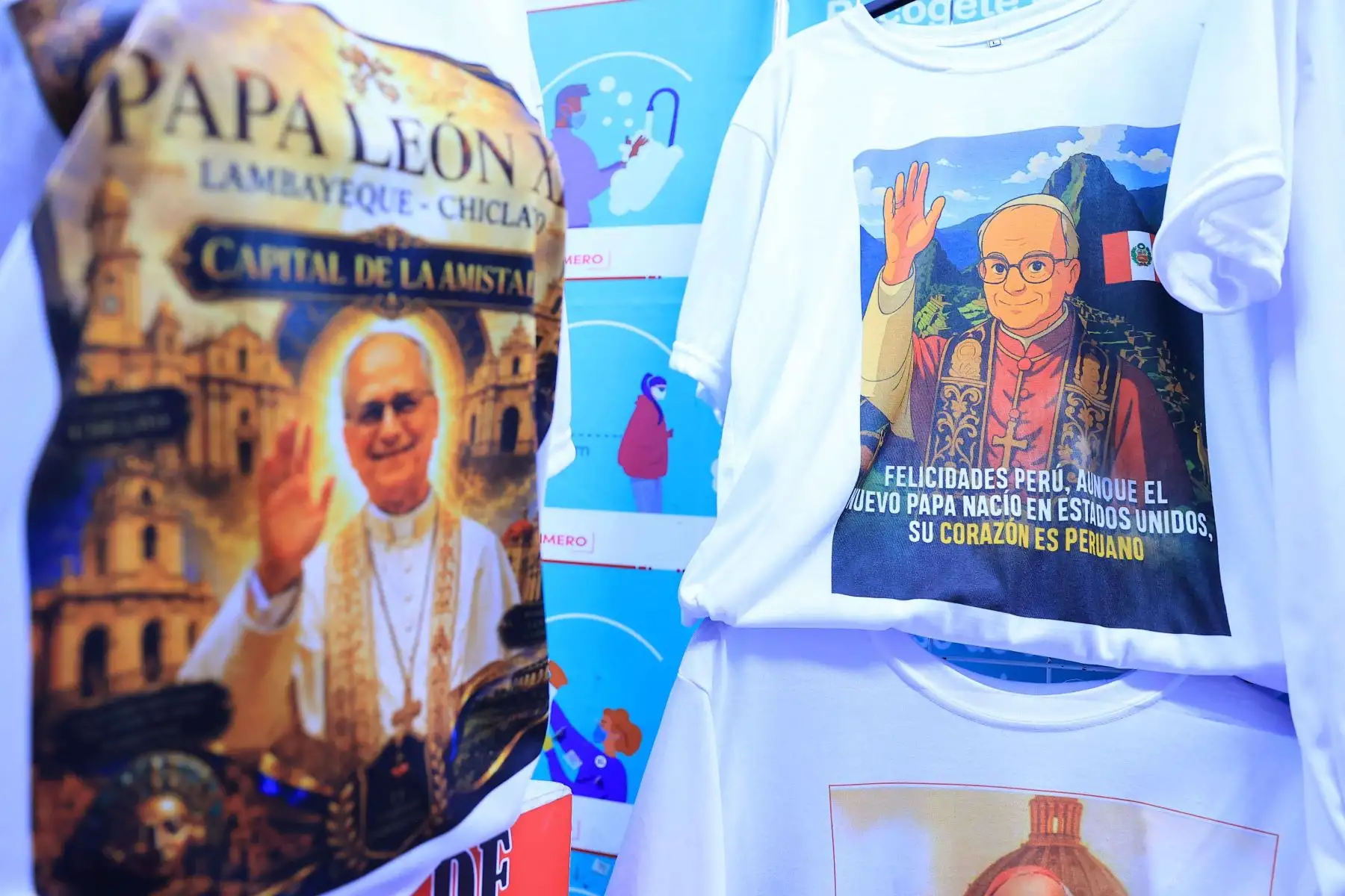 Los “Papapolos” incorporan imágenes del Santo Padre y elementos peruanos, en una propuesta que combina fe e identidad cultural desde el emporio comercial de Gamarra. Foto: ANDINA/Braian Reyna.