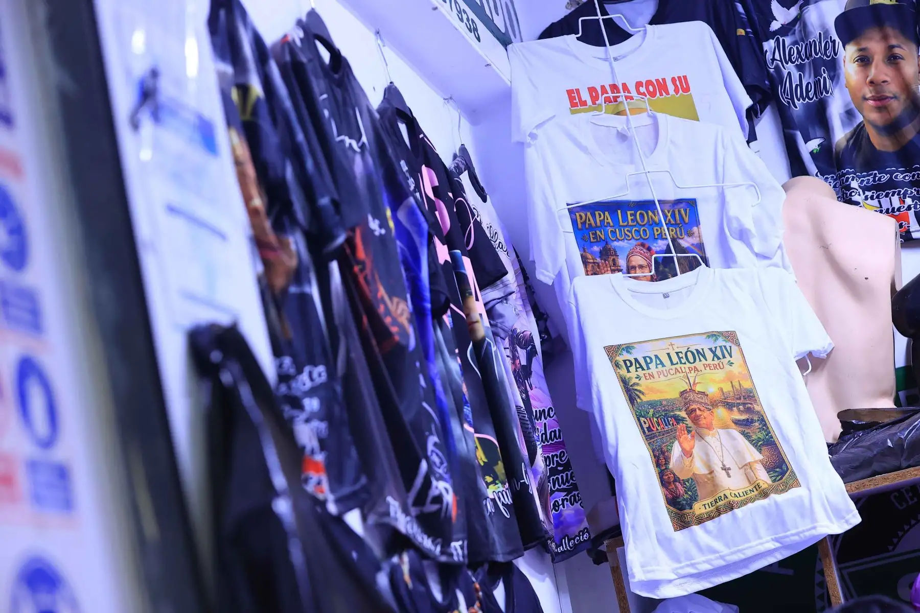 Las prendas inspiradas en León XIV se exhiben en Gamarra como parte de la producción que acompaña la expectativa de comerciantes y fieles por la llegada del Sumo Pontífice. Foto: ANDINA/Braian Reyna.