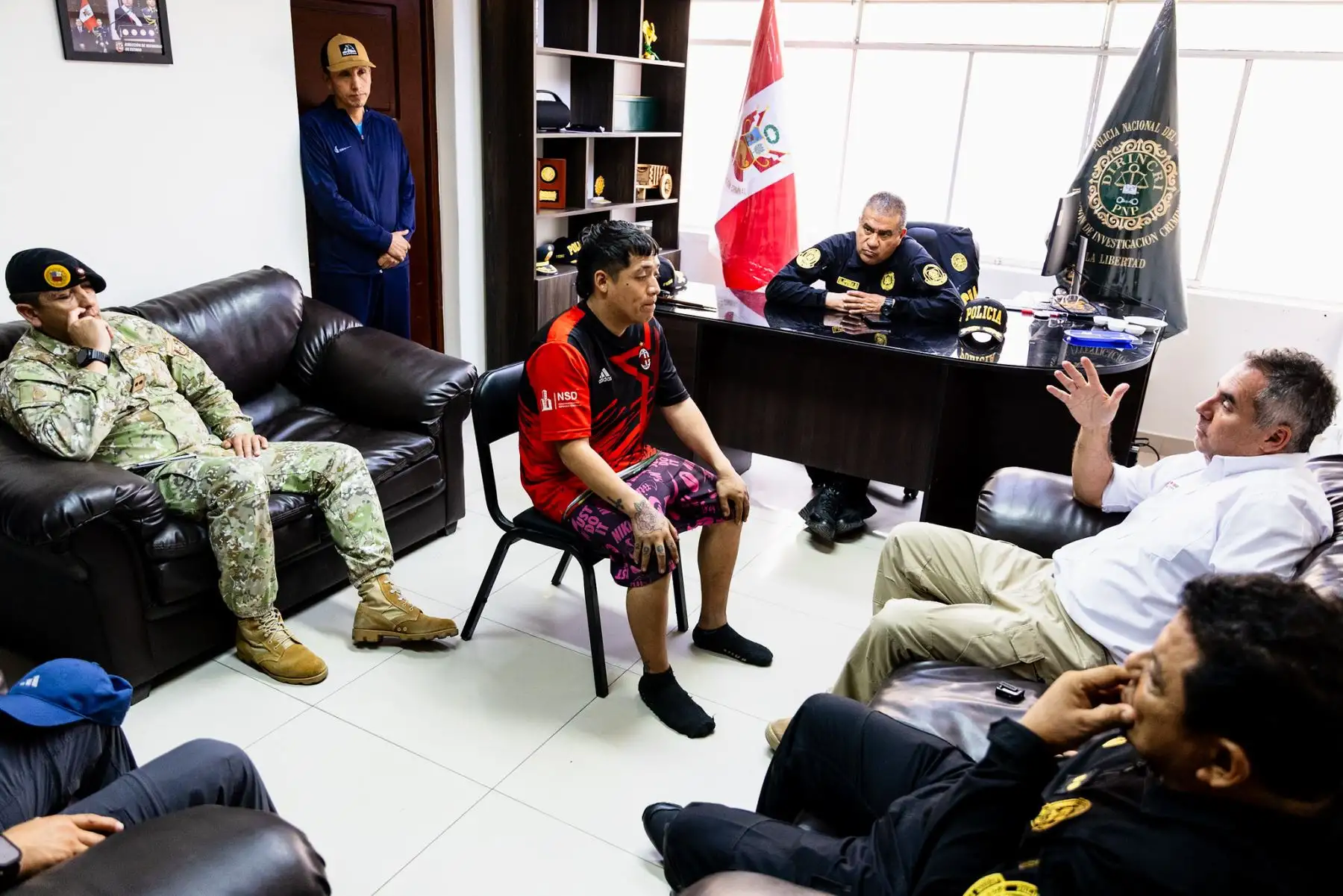 El ministro Rafael Belaúnde sostuvo una reunión de coordinación con mandos policiales tras el operativo desarrollado en Trujillo. Foto: ANDINA/Ministerio de Defensa.