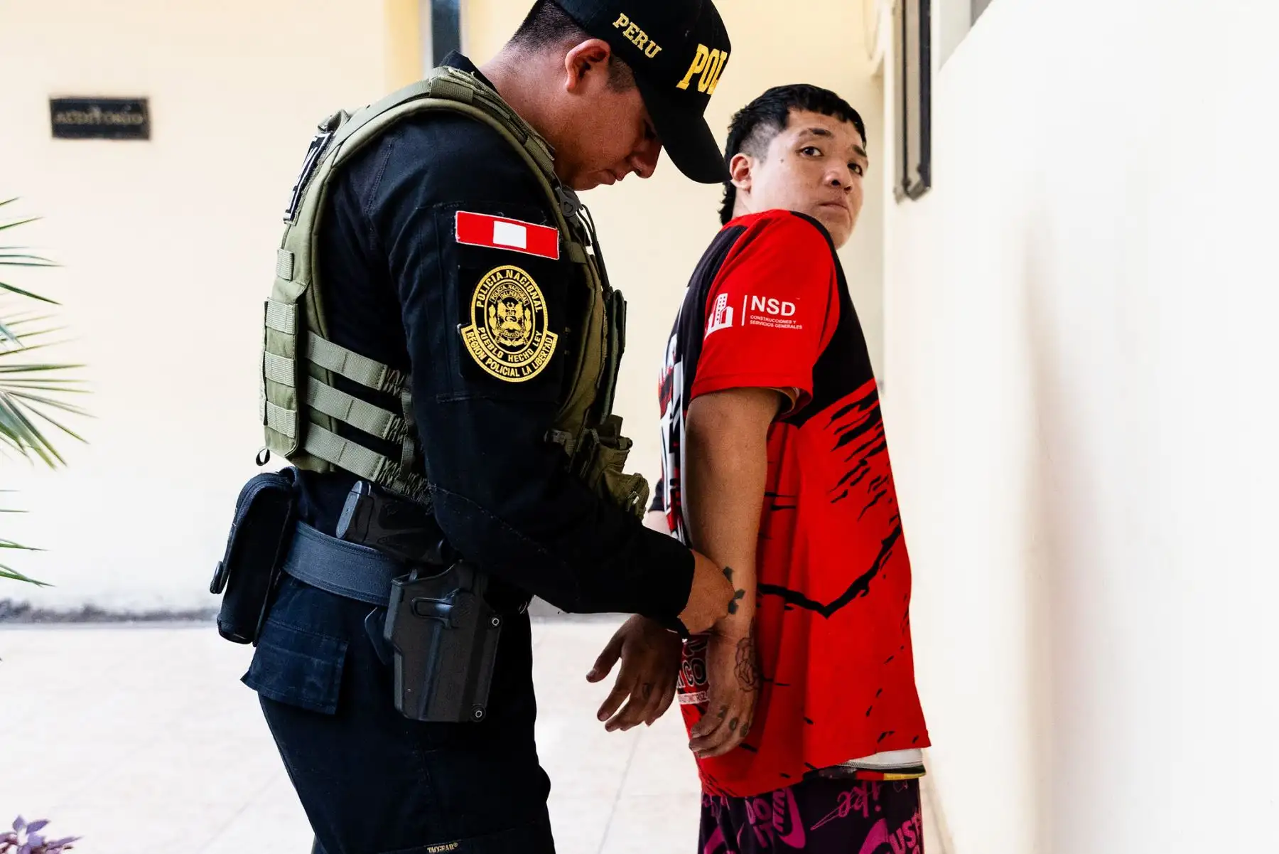Personal policial realizó diligencias con una de las personas intervenidas en el marco de las investigaciones por el secuestro y crimen registrados en Trujillo. Foto: ANDINA/Ministerio de Defensa.