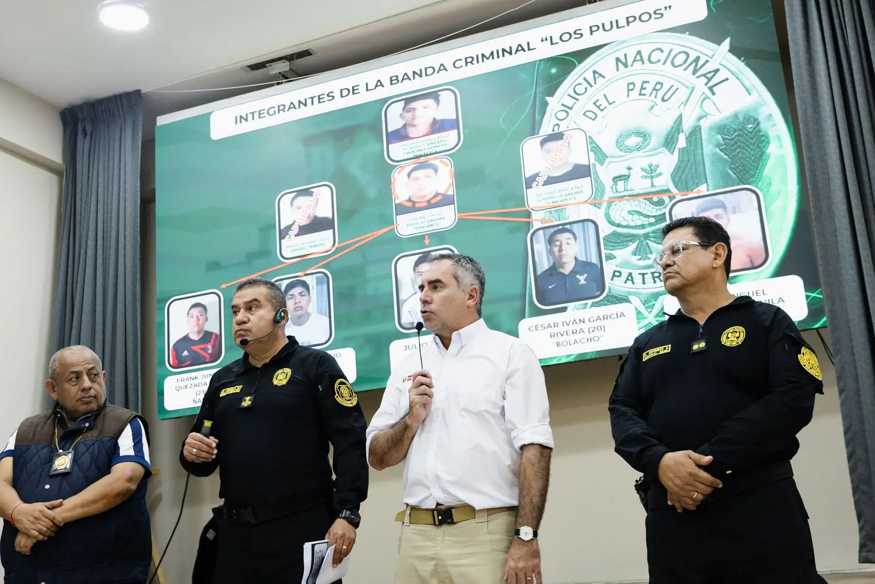 El ministro de Defensa, Rafael Belaúnde, anunció en Trujillo la liberación de Jenss Lara Tantaquilla y la captura de cinco presuntos implicados en el secuestro y asesinato de cuatro personas. La PNP continúa las investigaciones sobre la participación de la banda criminal Los Pulpos. Foto: ANDINA/Ministerio de Defensa.