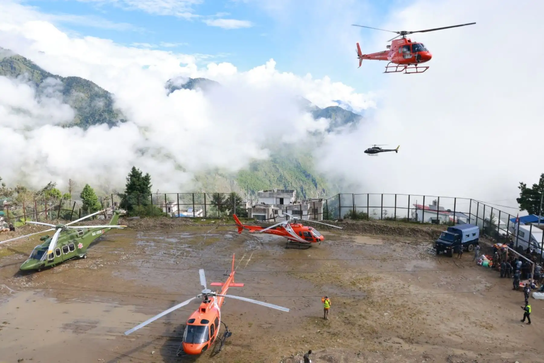 Especialistas llegados de India, China y Corea del Sur acudieron en apoyo de los equipos nepaleses que trabajan desde hace varios días.En el distrito de Nuwakot, a lo largo del valle devastado por el deslave, los equipos de rescate siguen retirando los escombros de los pueblos. Foto: AFP
