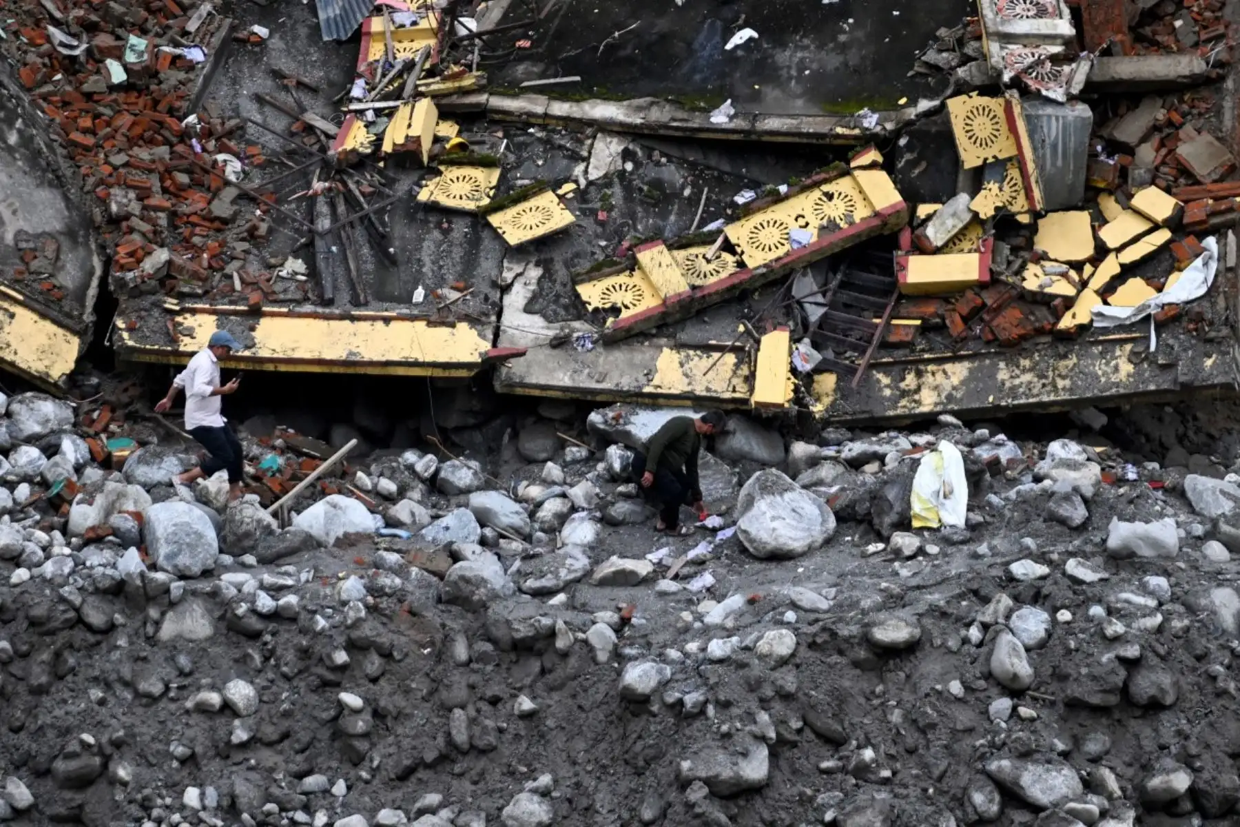 El balance provisional del devastador deslave ocurrido la semana pasada en el Himalaya superó este martes la barrera de los 1.000 muertos, mientras los equipos de rescate siguen buscando entre el barro y los escombros a posibles supervivientes. Foto: AFP