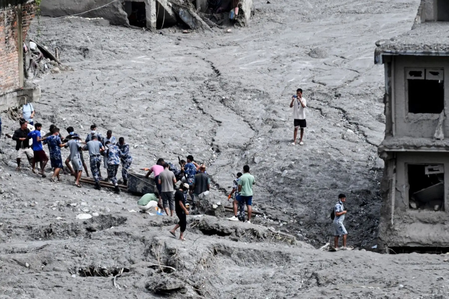 Casi 4.500 personas siguen desaparecidas en Nepal y en la región autónoma china del Tíbet, seis días después del gigantesco alud que arrasó la región tras el derrumbe de un glaciar. Foto: AFP