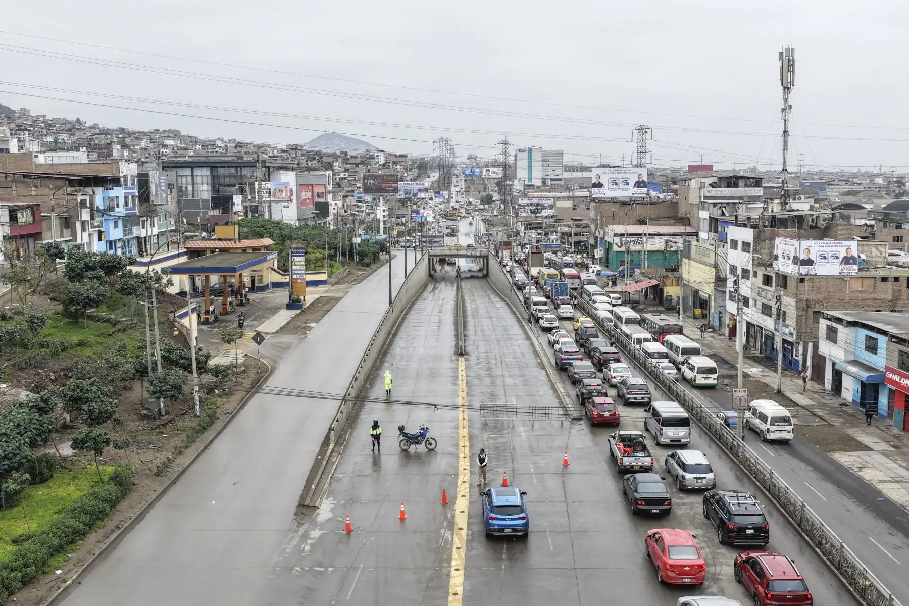 Conductores afrontan congestión debido a la acumulación de agua en este punto de Lima Sur.. Fot: ANDINA/Jhonel Rodríguez Robles
