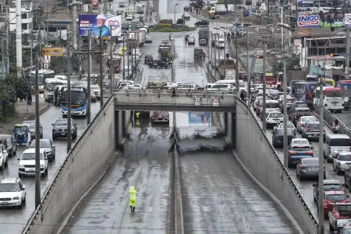 Villa María del Triunfo: llovizna genera aniego y congestión en baipás de Pachacútec