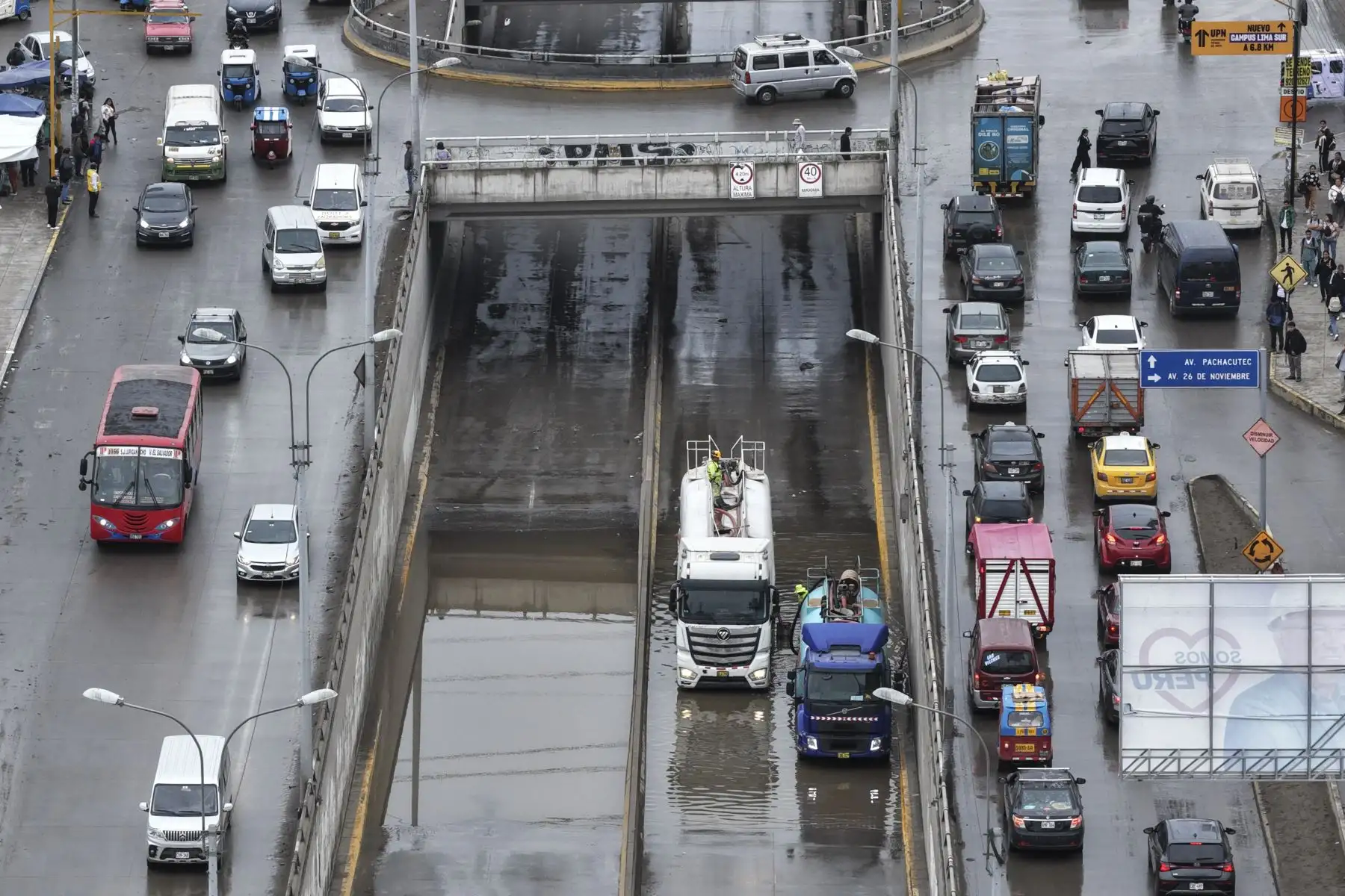 El aniego genera congestión vehicular cerca del cruce de las avenidas Pachacútec y 26 de Noviembre. Foto: ANDINA/Jhonel Rodríguez Robles