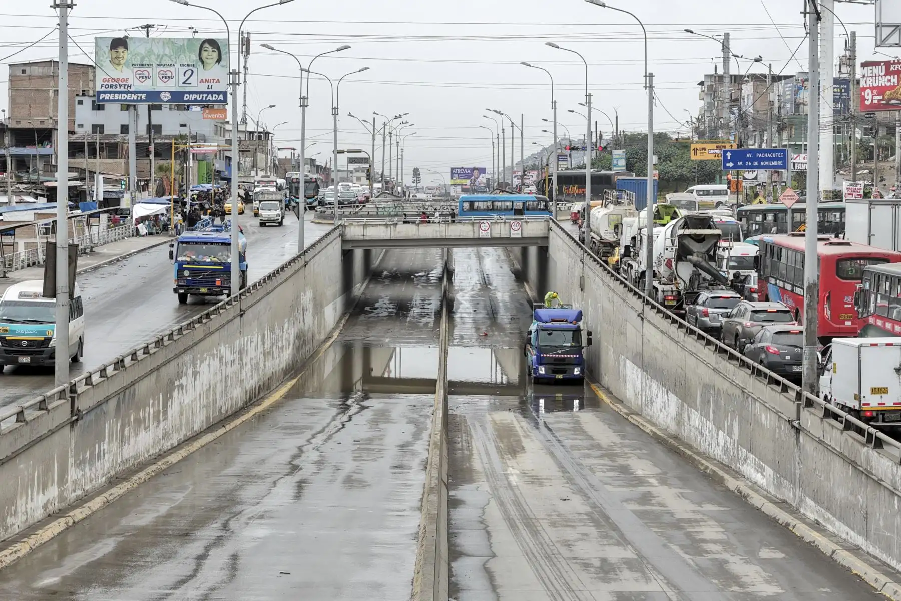 Una ligera llovizna que se inició durante la madrugada ocasionó la acumulación de agua en el bypass de la avenida Pachacútec, próximo a la intersección con la avenida 26 de Noviembre, en el distrito de Villa María del Triunfo. Esta situación generó congestión vehicular en esta zona de Lima Sur. Foto: ANDINA/Jhonel Rodríguez Robles