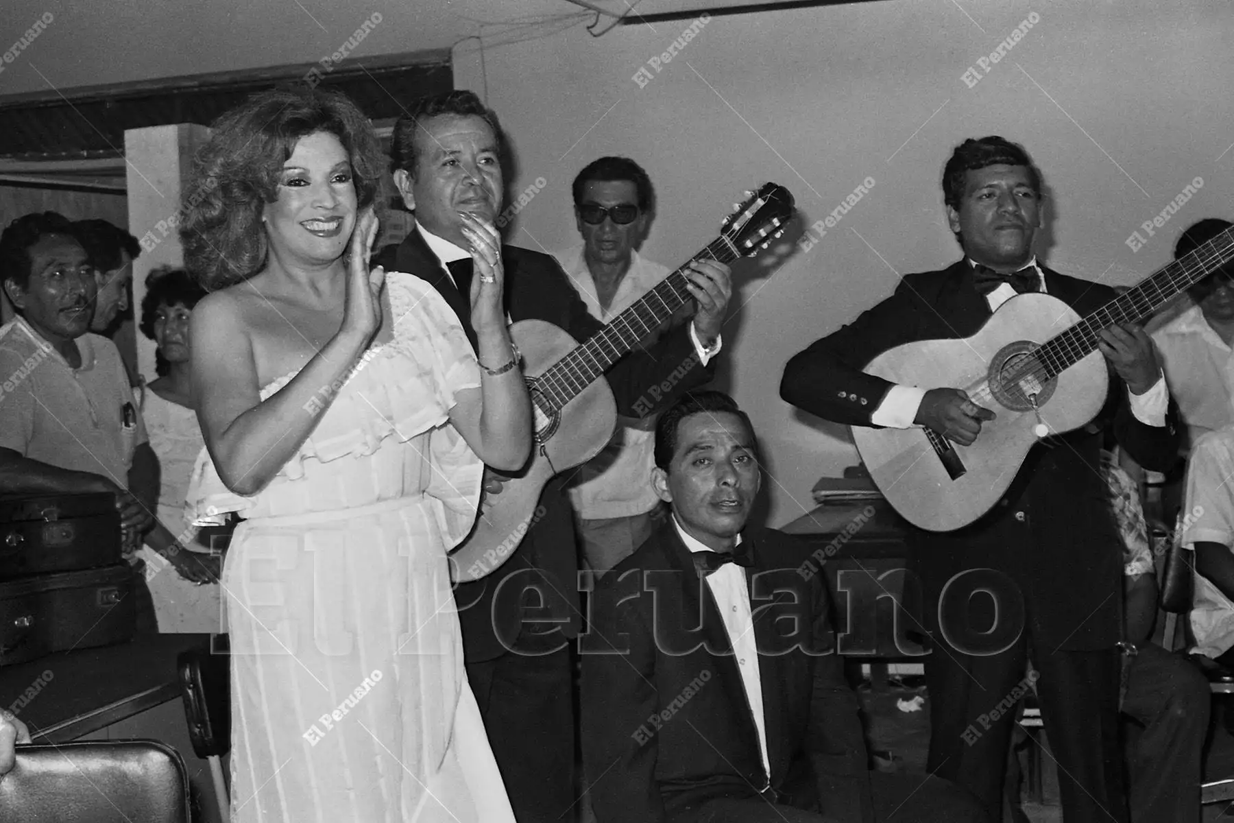 Lima - 6 abril 1983 / Edith Barr, reconocida como una de las grandes intérpretes y referentes de la música criolla, durante su presentación en la serenata por el 71.° aniversario del diario La Crónica. Foto: Archivo Histórico de El Peruano / Leoncio Mariscal
