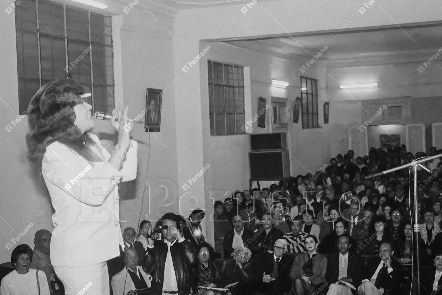 Lima - 22 setiembre 1992 / La consagrada intérprete Edith Barr participa en el tributo a la compositora e investigadora Alicia Maguiña en la sede de APDAYC. La velada reunió a referentes de la música criolla. Foto: Archivo Histórico de El Peruano / Víctor Palomino.