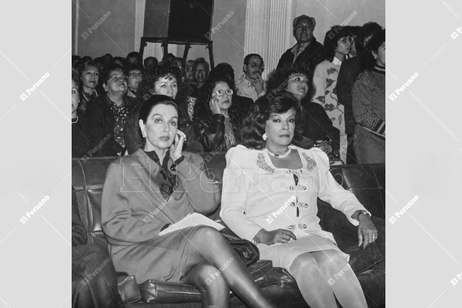Lima - 22 setiembre 1992 / Edith Barr y Alicia Maguiña, dos referentes de la música criolla, fotografiadas juntas durante la ceremonia de tributo a la notable compositora limeña realizada en la sede de APDAYC. Foto: Archivo Histórico de El Peruano / Víctor Palomino.