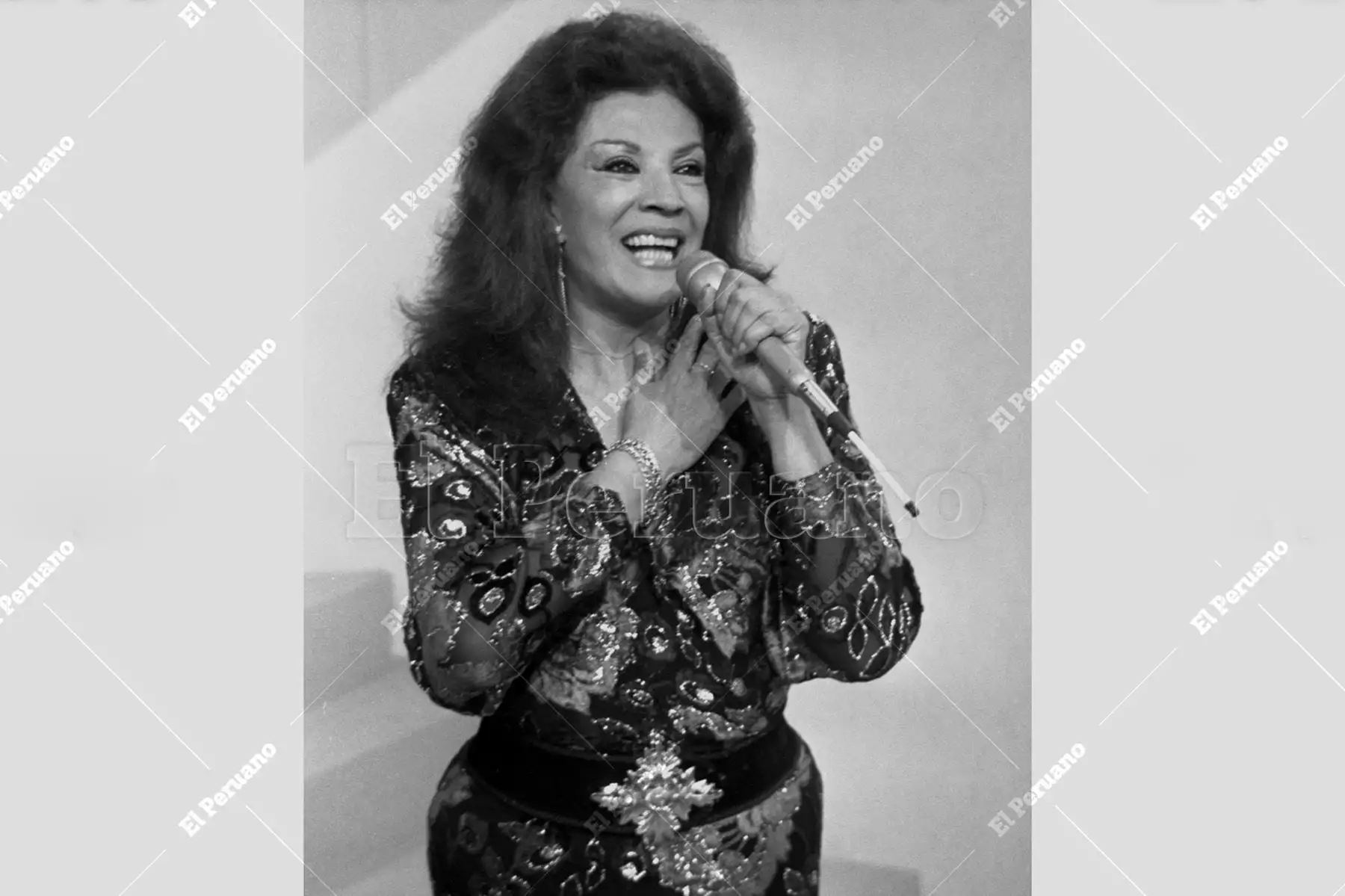 Lima - 24 junio 1992 /  Edith Barr lleva la elegancia de la canción criolla al set del programa  Aló Gisela. La célebre cantante deleitó a la audiencia con temas inolvidables como «Pasito a paso» y «Callejón de mi barrio». Foto: Archivo Histórico de El Peruano / Manuel Cahua