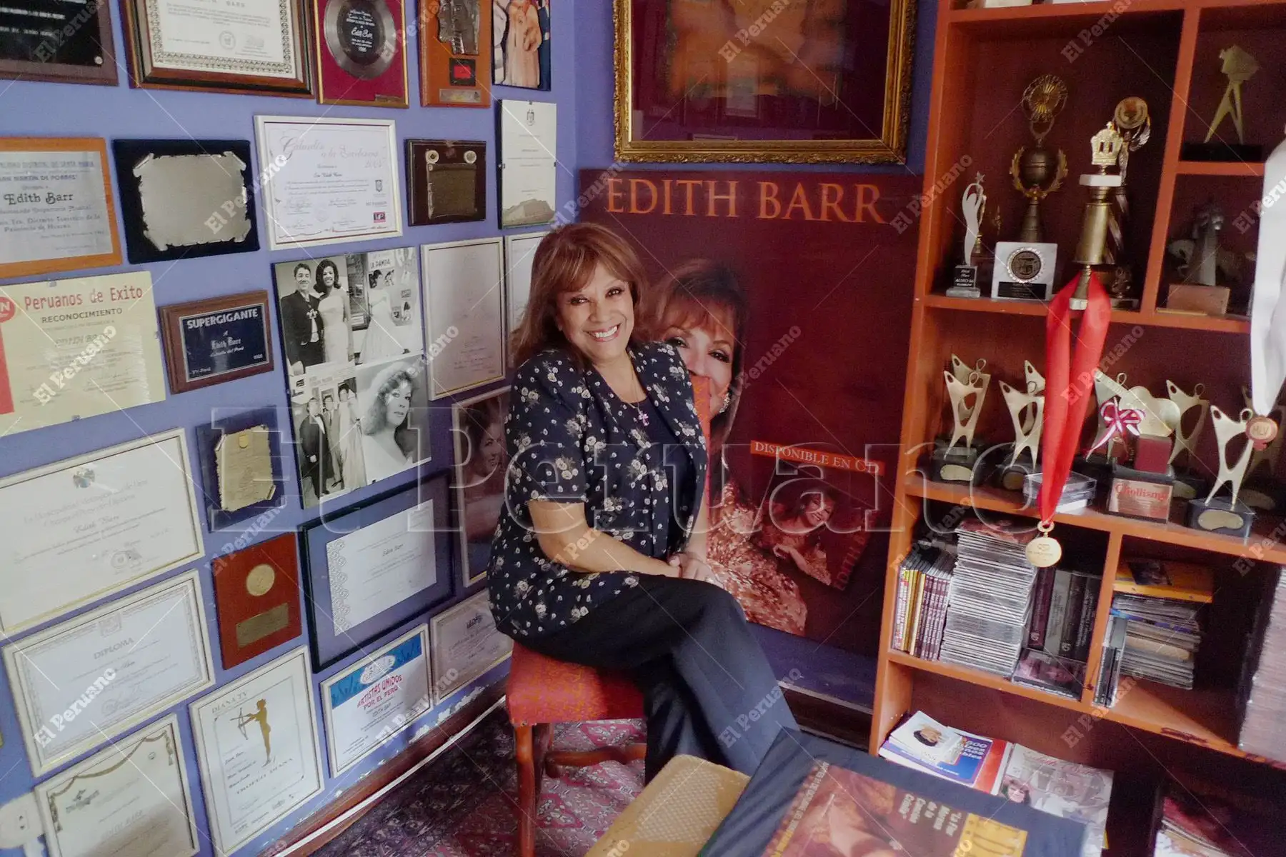 Lima - 22 setiembre 2010 / Edith Barr, figura consagrada de la canción criolla, muestra las distinciones recibidas en mérito a su fructífera carrera artística y su legado a la música peruana. Foto: Diario Oficial El Peruano / José Vadillo