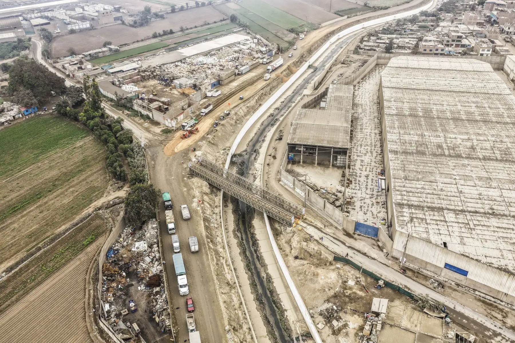 La primera etapa del proyecto comprende el retiro del puente Bailey existente para dar paso a la construcción de la nueva infraestructura sobre la canalización de la quebrada Huaycoloro. Foto: ANDINA/Jhonel Rodríguez Robles