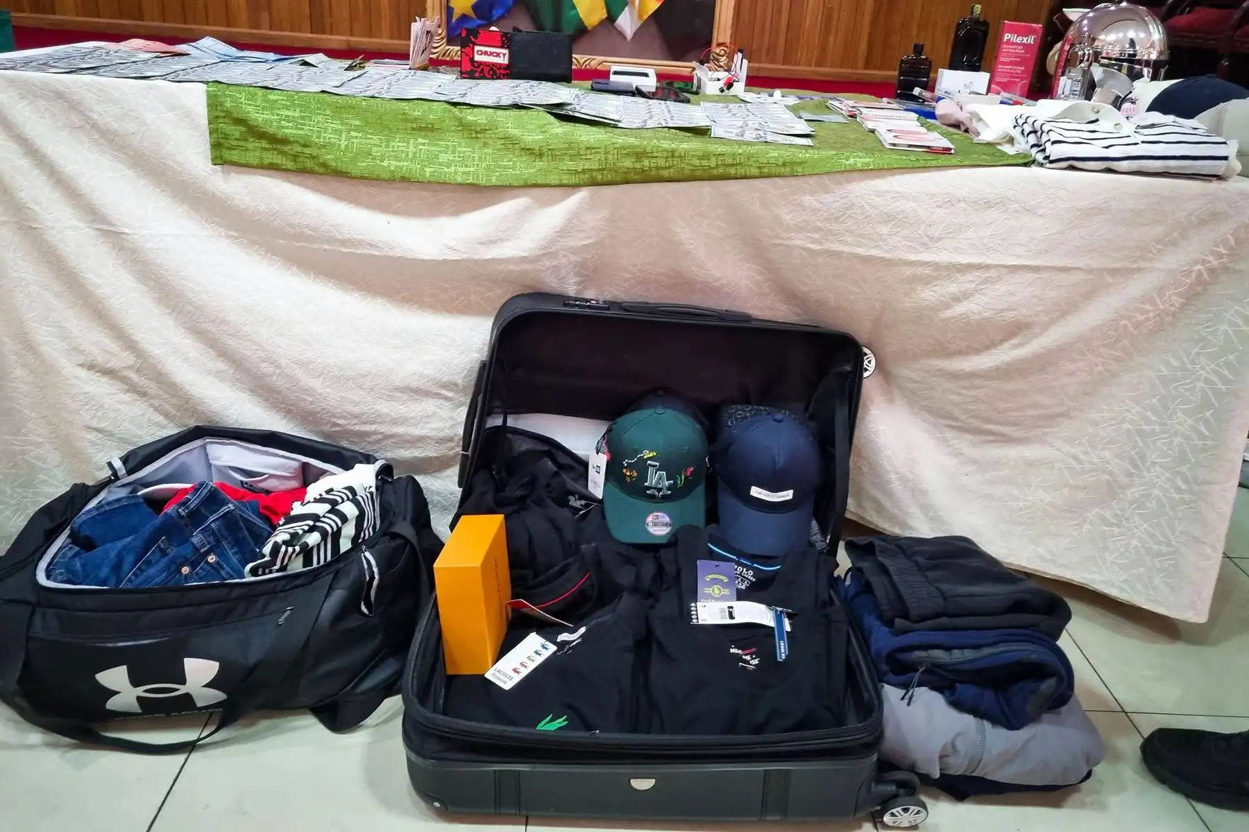 La Policía Boliviana incautó dinero en efectivo durante el operativo de captura, como parte de las evidencias que serán analizadas en la investigación. Foto: Facebook
