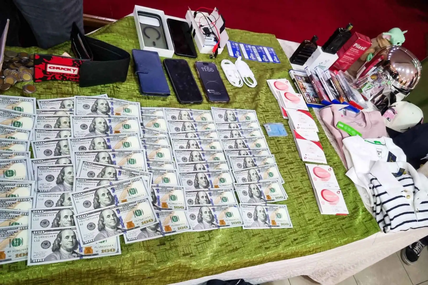 La Policía Boliviana informó la captura de Jhonsson Smit Cruz Torres, alias “Jhonsson Pulpo”, señalado como cabecilla de la organización criminal transnacional “Los Pulpos”, dedicada al sicariato, secuestro y extorsión. La intervención fue resultado de labores de investigación y coordinación internacional. Foto: ANDINA/Policía Boliviana.